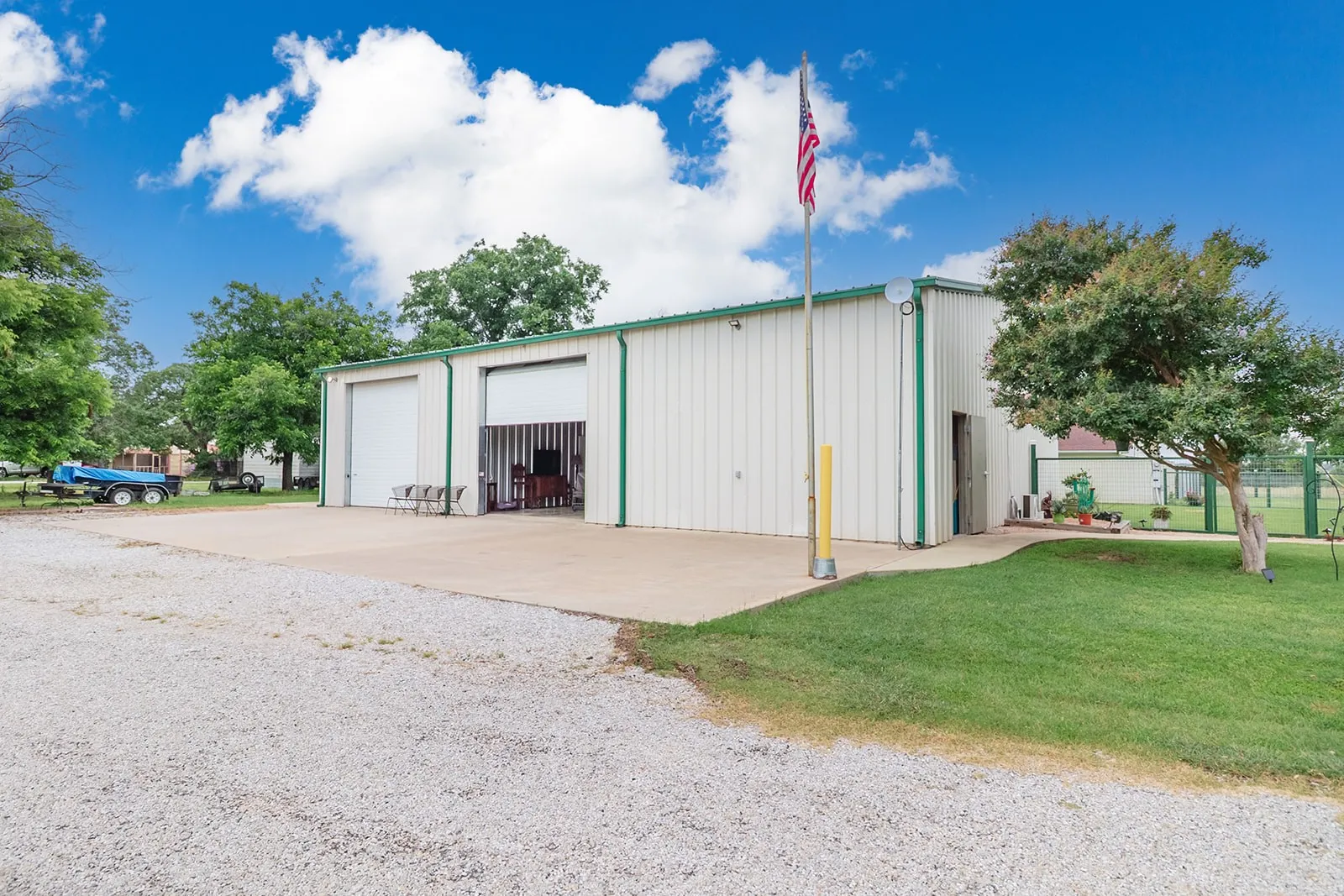 Single Family Residence For Sale in Mc Culloch County , 307 E Loop Drive, Brady, Texas 76825, 2 Bedrooms, 2 Bathrooms, 2 Garage spaces, 1,131 Sqft, built in 1980, Price $410,000, mls#21292943, Real Estate Agent in Brady, Homes For Sale in Mc Culloch county, Homes For Sale in Brady, Realtor in Brady Texas, Real Estate Brokerage Independent Realty Texas, Luminita Cordes Realtor