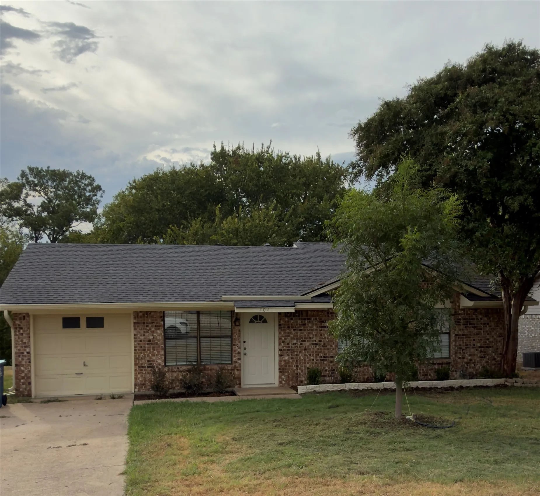 Single Family Residence For Rent in Rockwall County , 404 Renfro Street, Rockwall, Texas 75087, 3 Bedroom, 2 Bathroom, 1 Garage spaces, 1,156 Sqft, built in 1983, mls#21291519, Real Estate Agent in Rockwall, Homes For Rent in Rockwall county, Homes For Rent in Rockwall, Realtor in Rockwall Texas, Real Estate Brokerage Independent Realty Texas, Luminita Cordes Realtor