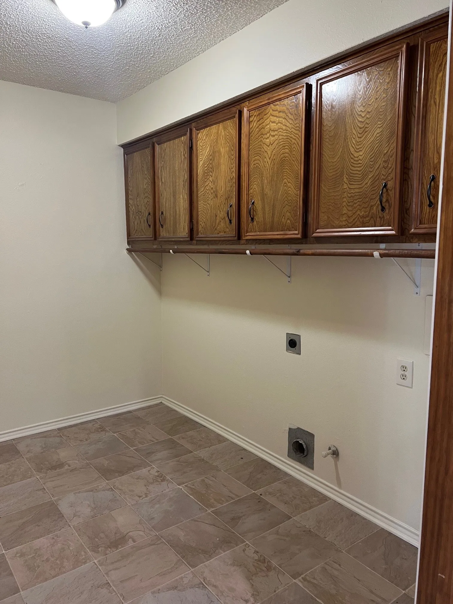 Single Family Residence For Rent in Rockwall County , 404 Renfro Street, Rockwall, Texas 75087, 3 Bedroom, 2 Bathroom, 1 Garage spaces, 1,156 Sqft, built in 1983, mls#21291519, Real Estate Agent in Rockwall, Homes For Rent in Rockwall county, Homes For Rent in Rockwall, Realtor in Rockwall Texas, Real Estate Brokerage Independent Realty Texas, Luminita Cordes Realtor