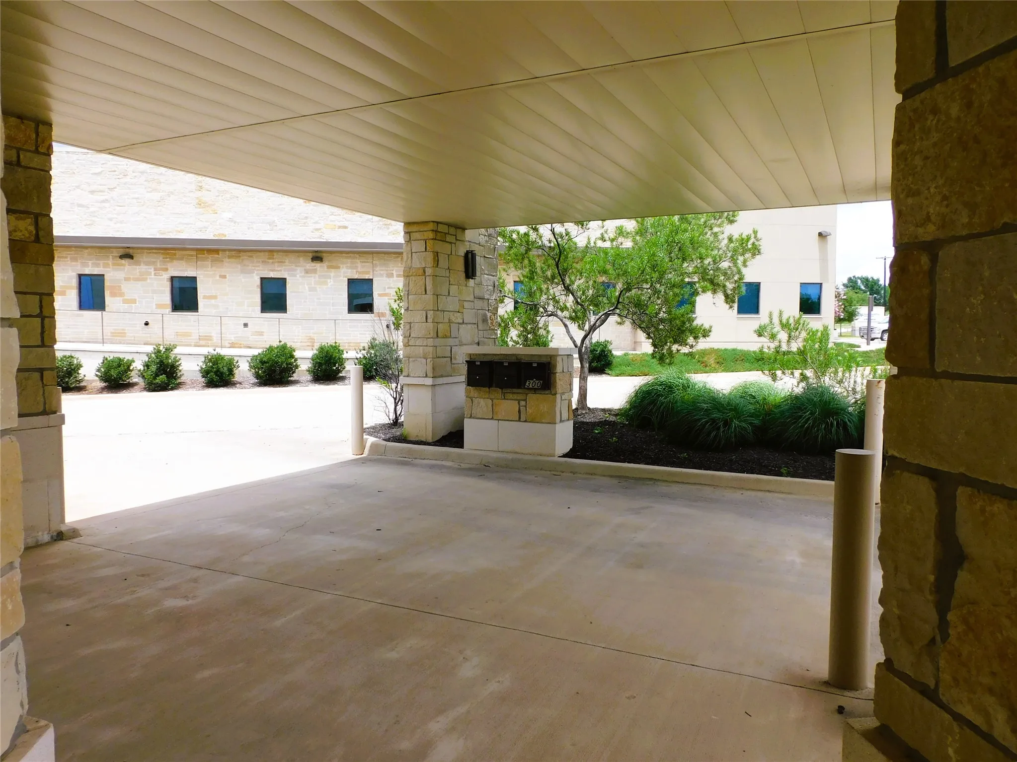 1609 Hwy 75 Porte-cochere and mail