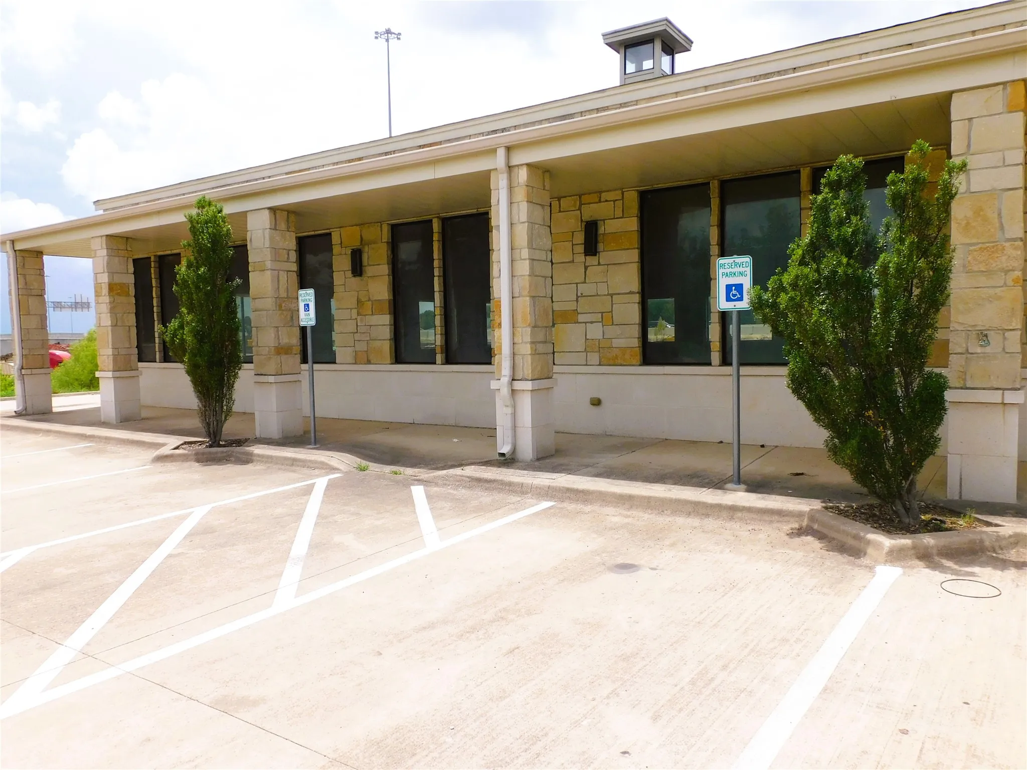 1609 Ste 100 parking
