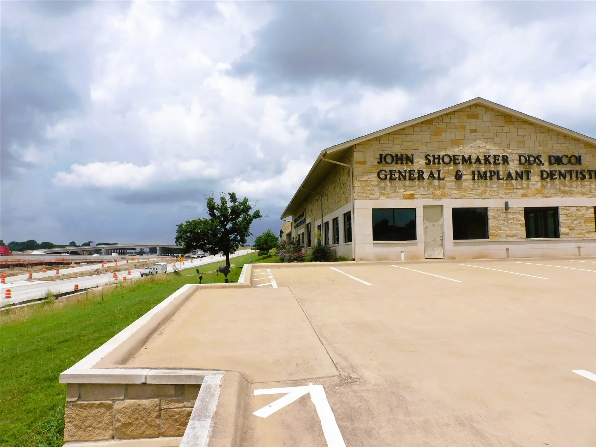 1609 Ste 100/highway frontage