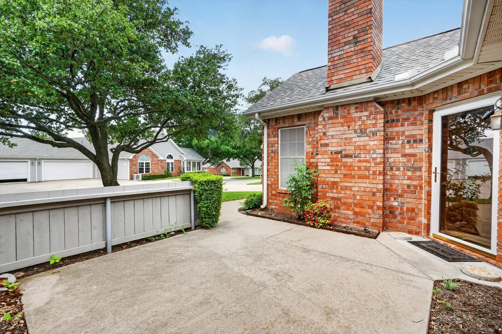 Townhouse For Sale in Tarrant County , 6120 Haley Lane, Fort Worth, Texas 76132, 2 Bedroom, 2 Bathroom, 1 Garage spaces, 1,166 Sqft, built in 1997, mls#21296731, Real Estate Agent in Fort Worth, Homes For Sale in Tarrant county, Homes For Sale in Fort Worth, Realtor in Fort Worth Texas, Real Estate Brokerage Independent Realty Texas, Luminita Cordes Realtor