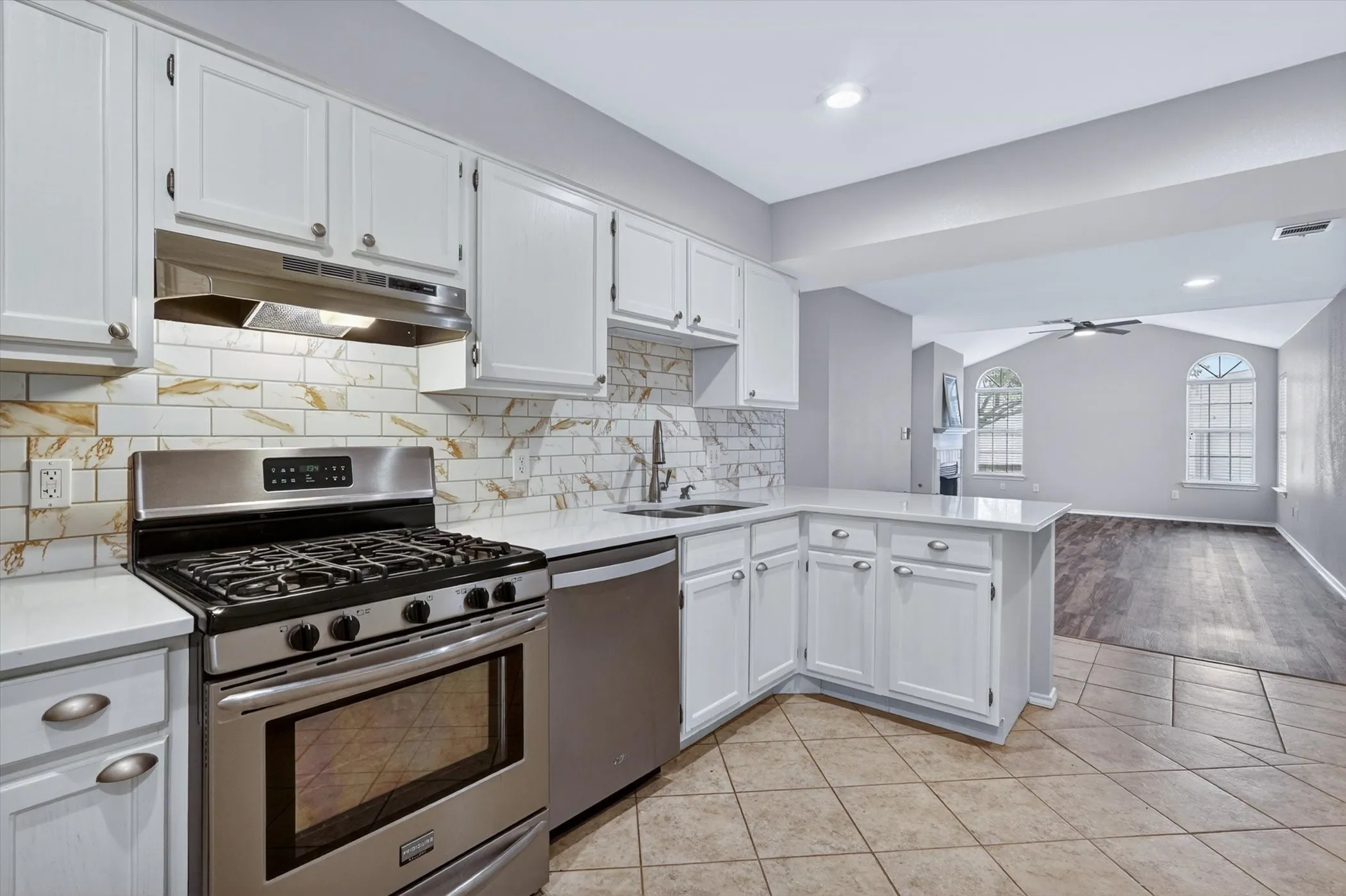 Townhouse For Sale in Tarrant County , 6120 Haley Lane, Fort Worth, Texas 76132, 2 Bedroom, 2 Bathroom, 1 Garage spaces, 1,166 Sqft, built in 1997, mls#21296731, Real Estate Agent in Fort Worth, Homes For Sale in Tarrant county, Homes For Sale in Fort Worth, Realtor in Fort Worth Texas, Real Estate Brokerage Independent Realty Texas, Luminita Cordes Realtor