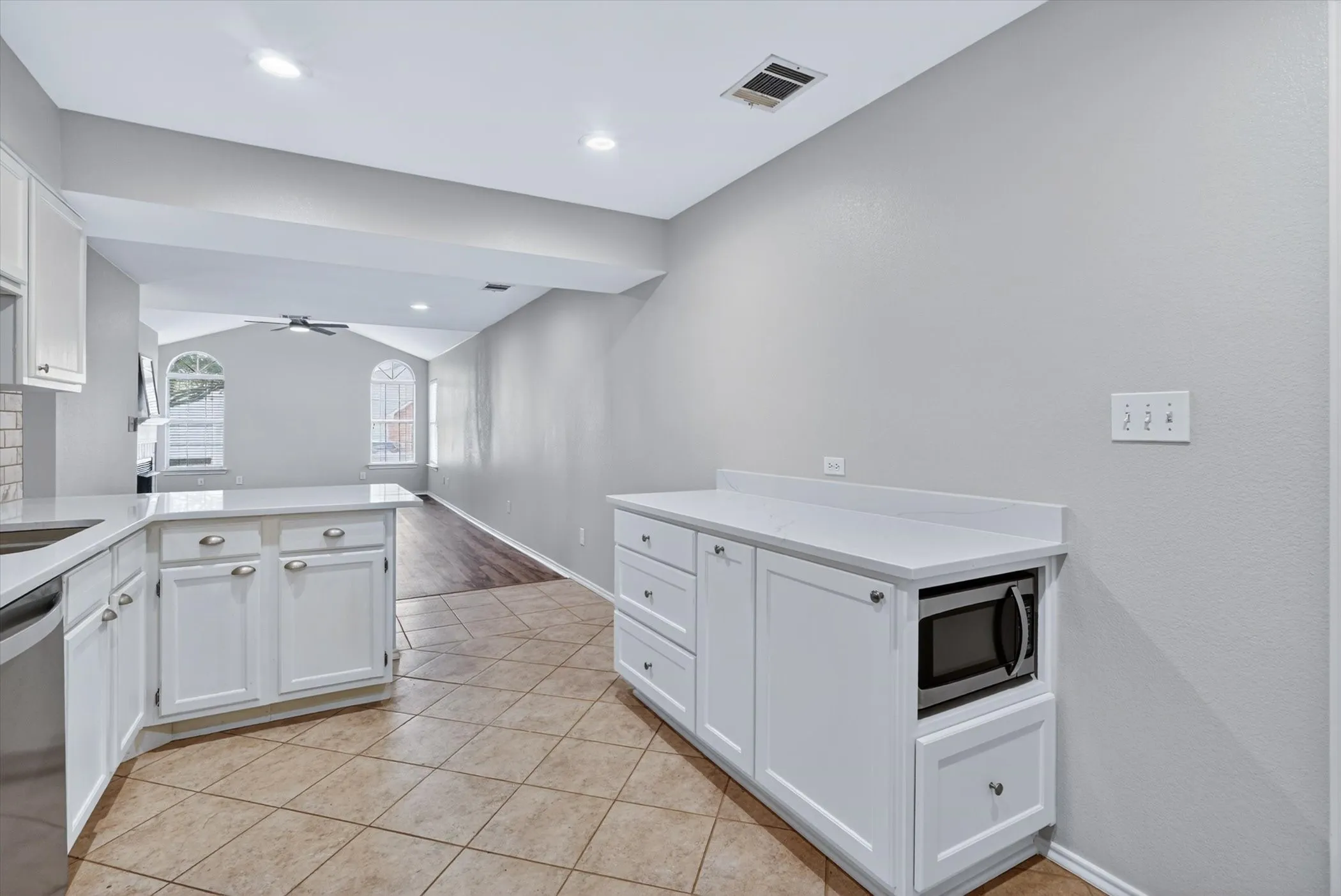 Townhouse For Sale in Tarrant County , 6120 Haley Lane, Fort Worth, Texas 76132, 2 Bedroom, 2 Bathroom, 1 Garage spaces, 1,166 Sqft, built in 1997, mls#21296731, Real Estate Agent in Fort Worth, Homes For Sale in Tarrant county, Homes For Sale in Fort Worth, Realtor in Fort Worth Texas, Real Estate Brokerage Independent Realty Texas, Luminita Cordes Realtor