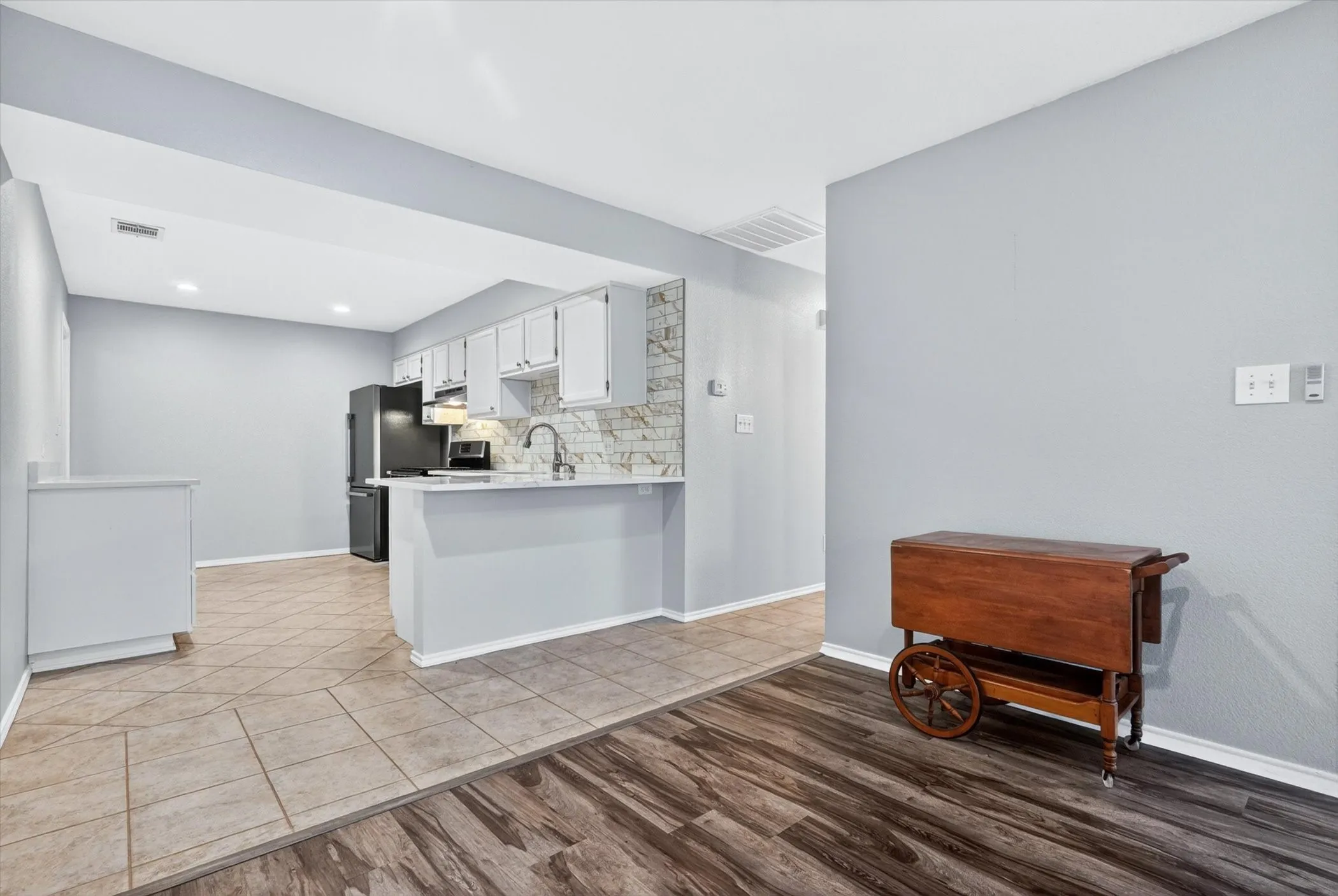 Townhouse For Sale in Tarrant County , 6120 Haley Lane, Fort Worth, Texas 76132, 2 Bedroom, 2 Bathroom, 1 Garage spaces, 1,166 Sqft, built in 1997, mls#21296731, Real Estate Agent in Fort Worth, Homes For Sale in Tarrant county, Homes For Sale in Fort Worth, Realtor in Fort Worth Texas, Real Estate Brokerage Independent Realty Texas, Luminita Cordes Realtor