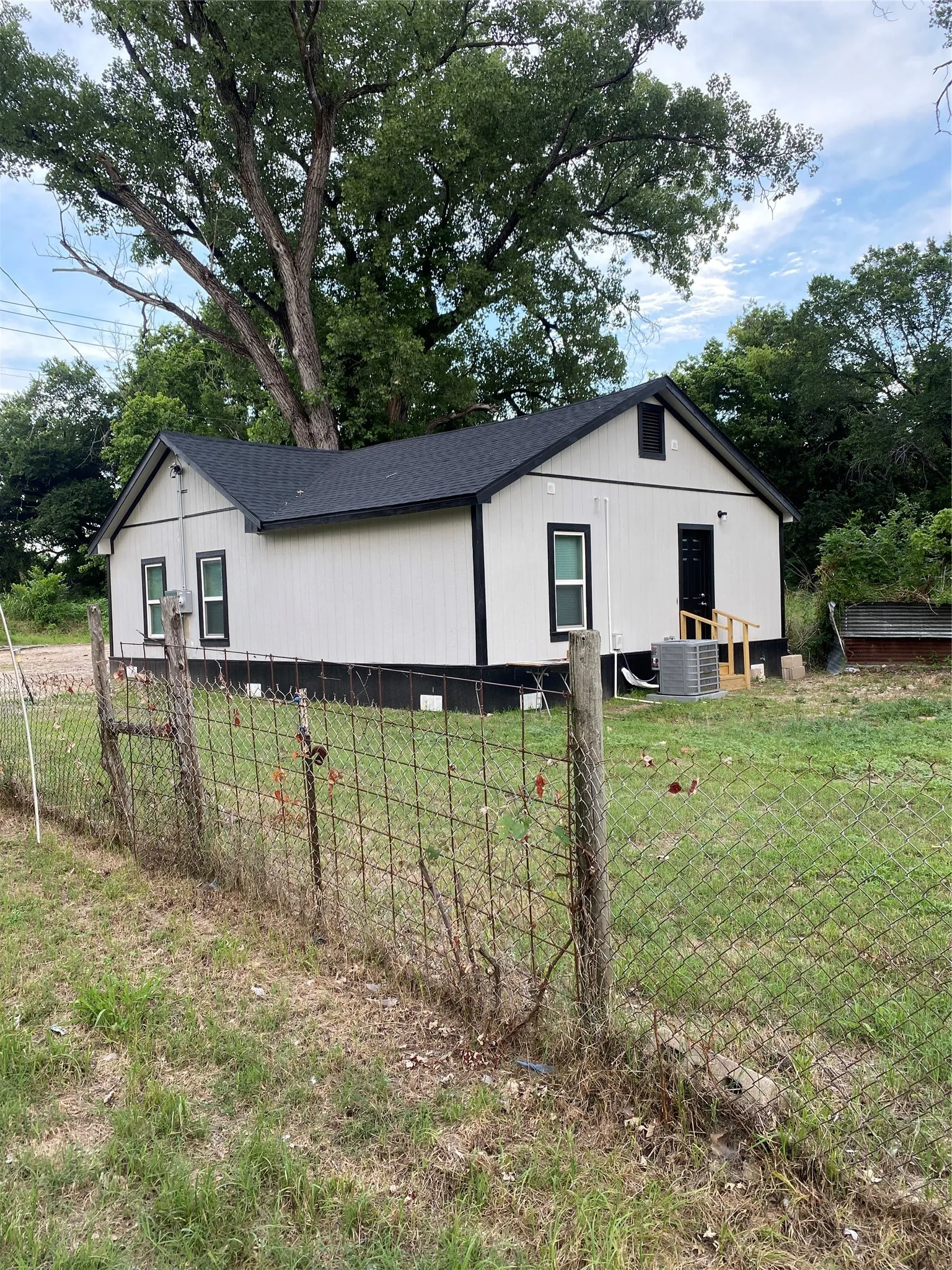 Single Family Residence For Sale in Mc Lennan County , 324 Hogan Lane, Bellmead, Texas 76705, 2 Bedroom, 1 Bathroom, Garage spaces, 792 Sqft, built in 1943, mls#21294623, Real Estate Agent in Bellmead, Homes For Sale in Mc Lennan county, Homes For Sale in Bellmead, Realtor in Bellmead Texas, Real Estate Brokerage Independent Realty Texas, Luminita Cordes Realtor