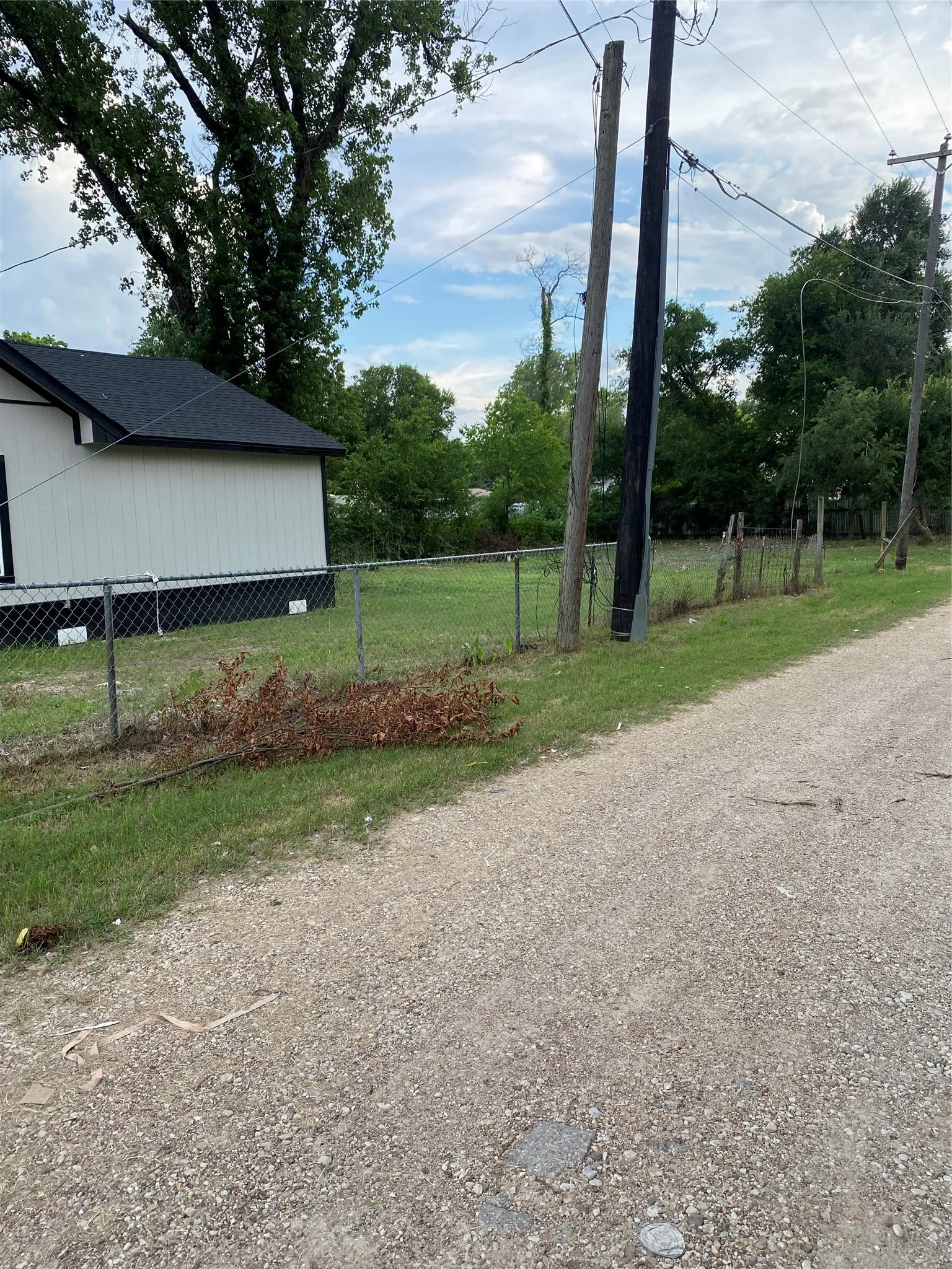 Single Family Residence For Sale in Mc Lennan County , 324 Hogan Lane, Bellmead, Texas 76705, 2 Bedroom, 1 Bathroom, Garage spaces, 792 Sqft, built in 1943, mls#21294623, Real Estate Agent in Bellmead, Homes For Sale in Mc Lennan county, Homes For Sale in Bellmead, Realtor in Bellmead Texas, Real Estate Brokerage Independent Realty Texas, Luminita Cordes Realtor