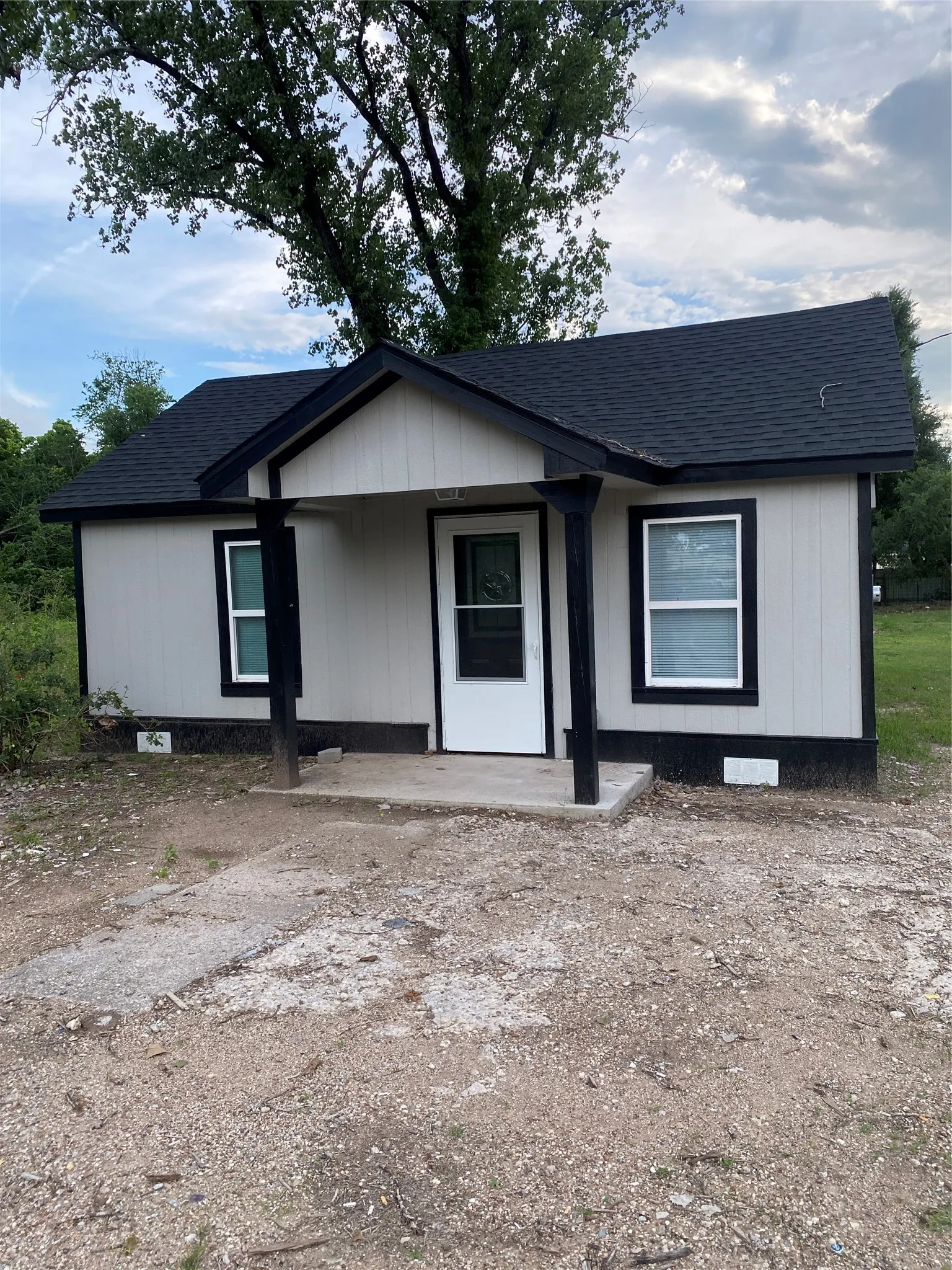 Single Family Residence For Sale in Mc Lennan County , 324 Hogan Lane, Bellmead, Texas 76705, 2 Bedroom, 1 Bathroom, Garage spaces, 792 Sqft, built in 1943, mls#21294623, Real Estate Agent in Bellmead, Homes For Sale in Mc Lennan county, Homes For Sale in Bellmead, Realtor in Bellmead Texas, Real Estate Brokerage Independent Realty Texas, Luminita Cordes Realtor