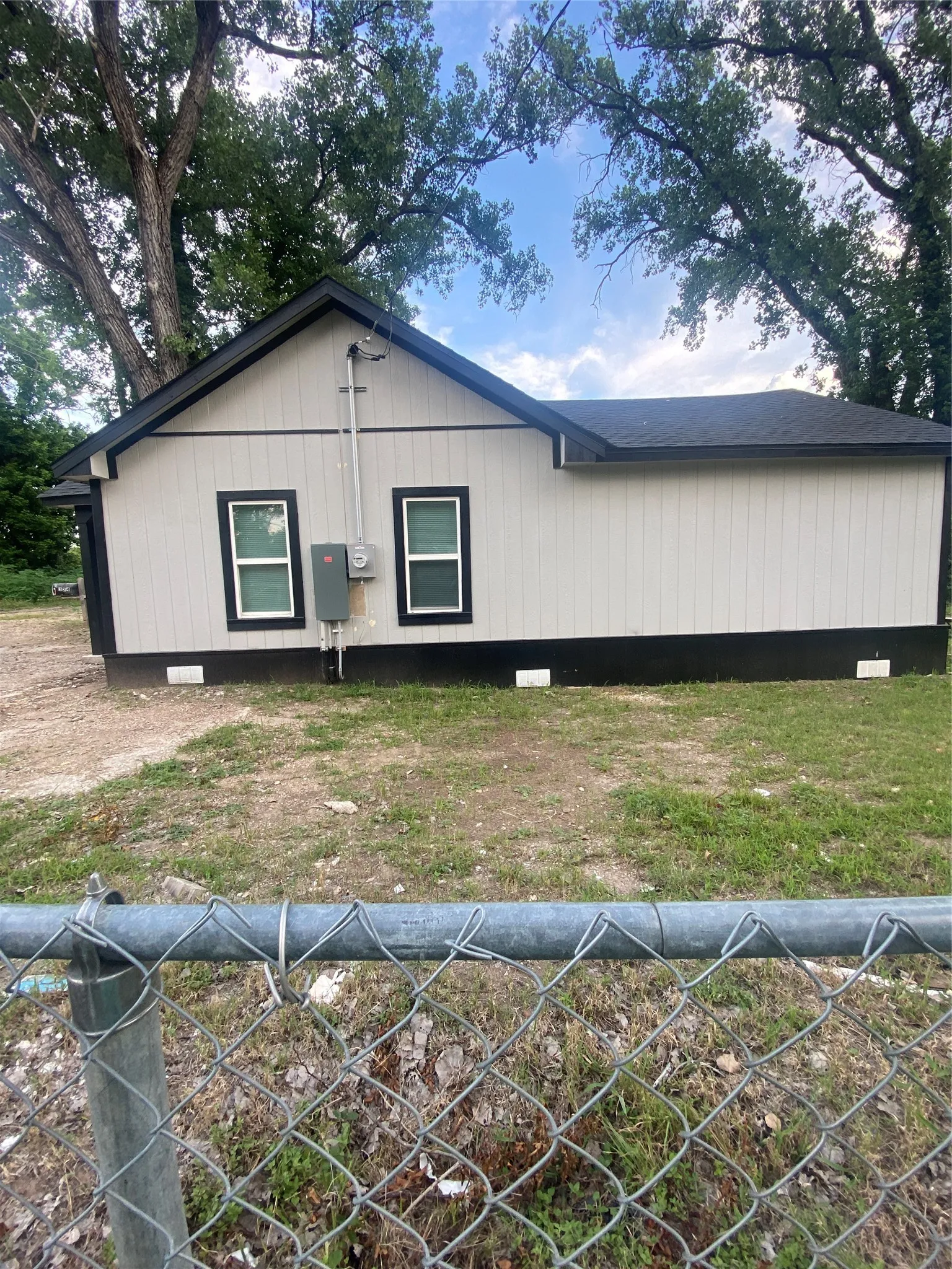 Single Family Residence For Sale in Mc Lennan County , 324 Hogan Lane, Bellmead, Texas 76705, 2 Bedroom, 1 Bathroom, Garage spaces, 792 Sqft, built in 1943, mls#21294623, Real Estate Agent in Bellmead, Homes For Sale in Mc Lennan county, Homes For Sale in Bellmead, Realtor in Bellmead Texas, Real Estate Brokerage Independent Realty Texas, Luminita Cordes Realtor