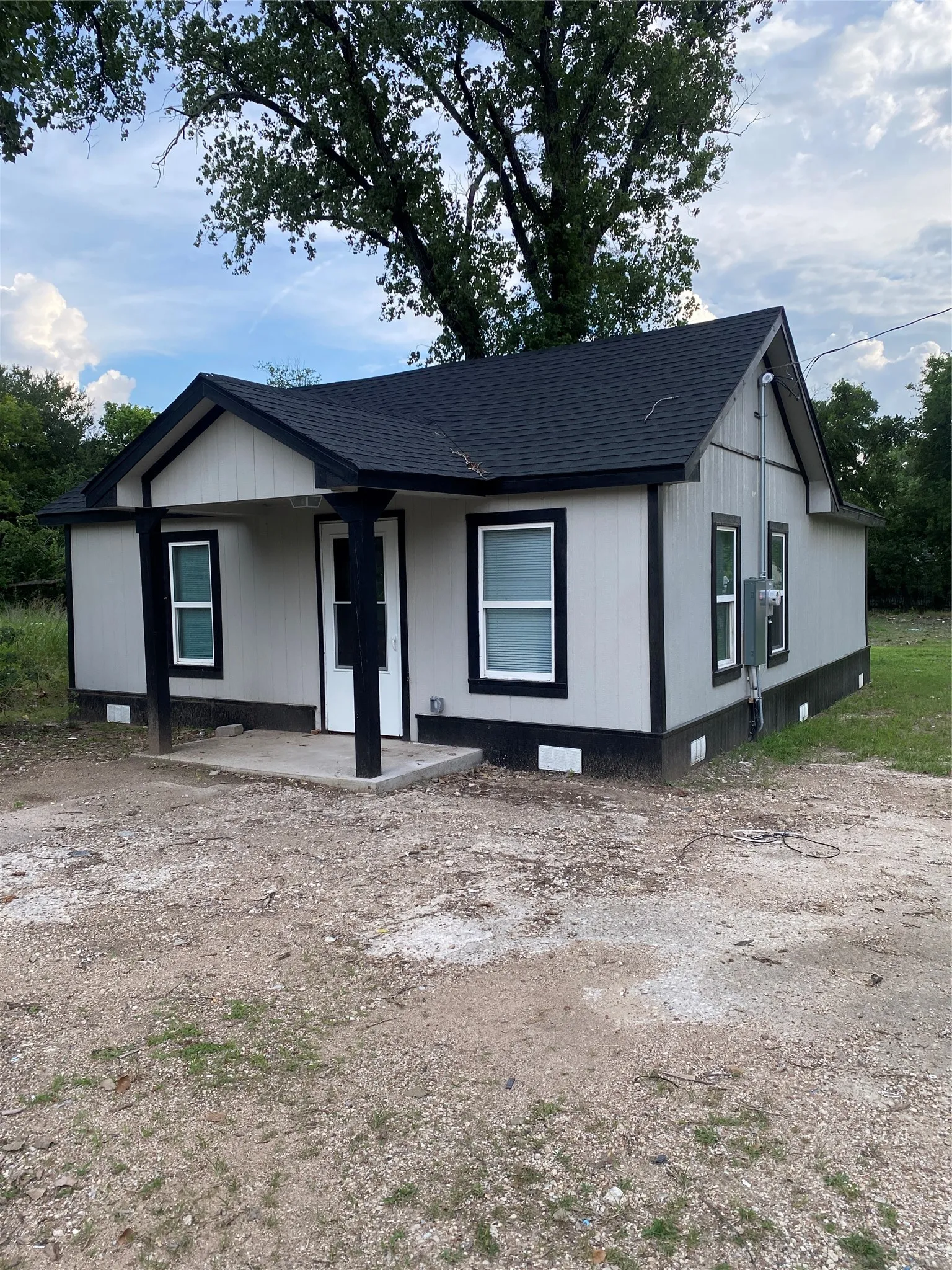Single Family Residence For Sale in Mc Lennan County , 324 Hogan Lane, Bellmead, Texas 76705, 2 Bedroom, 1 Bathroom, Garage spaces, 792 Sqft, built in 1943, mls#21294623, Real Estate Agent in Bellmead, Homes For Sale in Mc Lennan county, Homes For Sale in Bellmead, Realtor in Bellmead Texas, Real Estate Brokerage Independent Realty Texas, Luminita Cordes Realtor