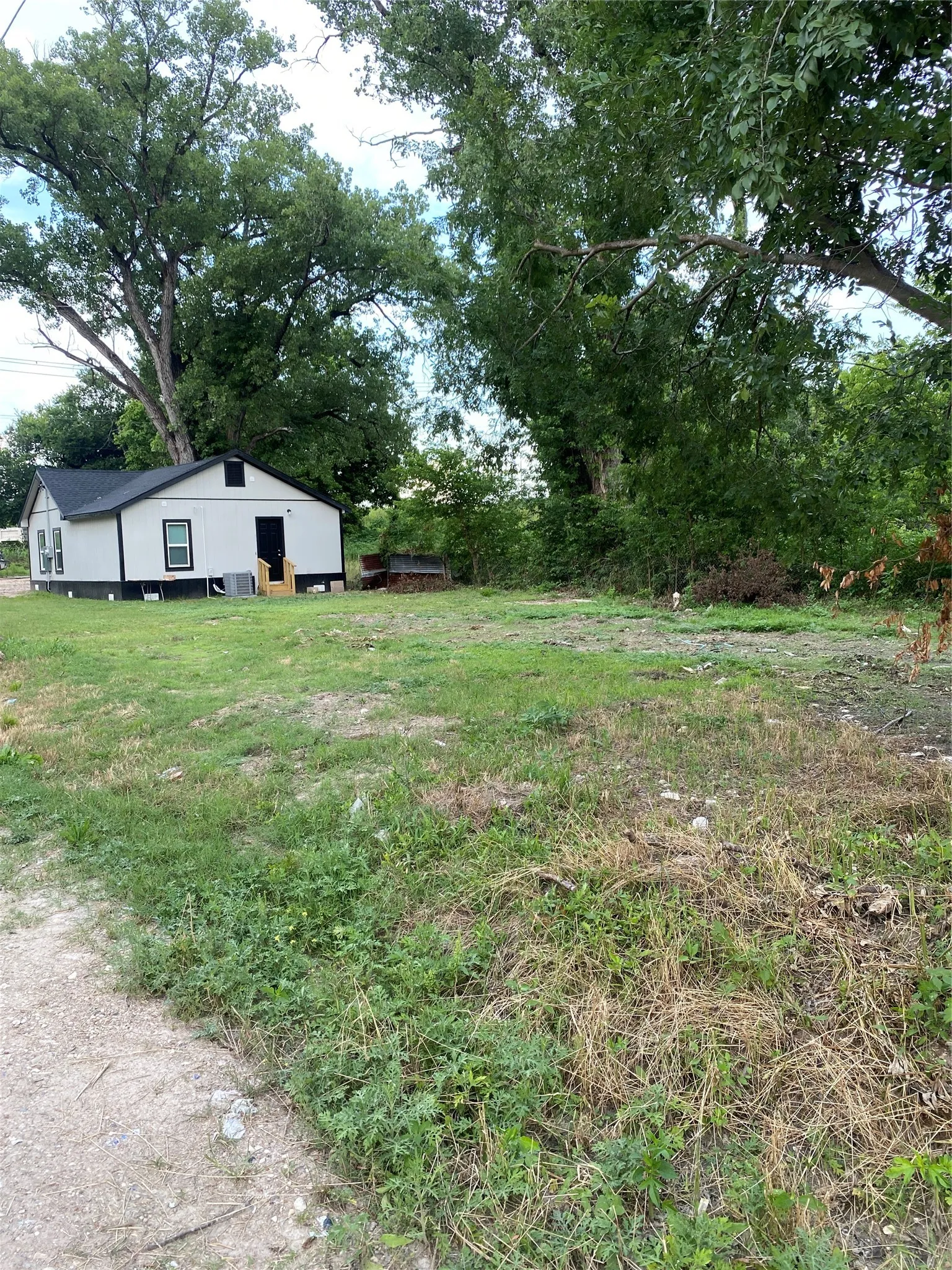 Single Family Residence For Sale in Mc Lennan County , 324 Hogan Lane, Bellmead, Texas 76705, 2 Bedroom, 1 Bathroom, Garage spaces, 792 Sqft, built in 1943, mls#21294623, Real Estate Agent in Bellmead, Homes For Sale in Mc Lennan county, Homes For Sale in Bellmead, Realtor in Bellmead Texas, Real Estate Brokerage Independent Realty Texas, Luminita Cordes Realtor