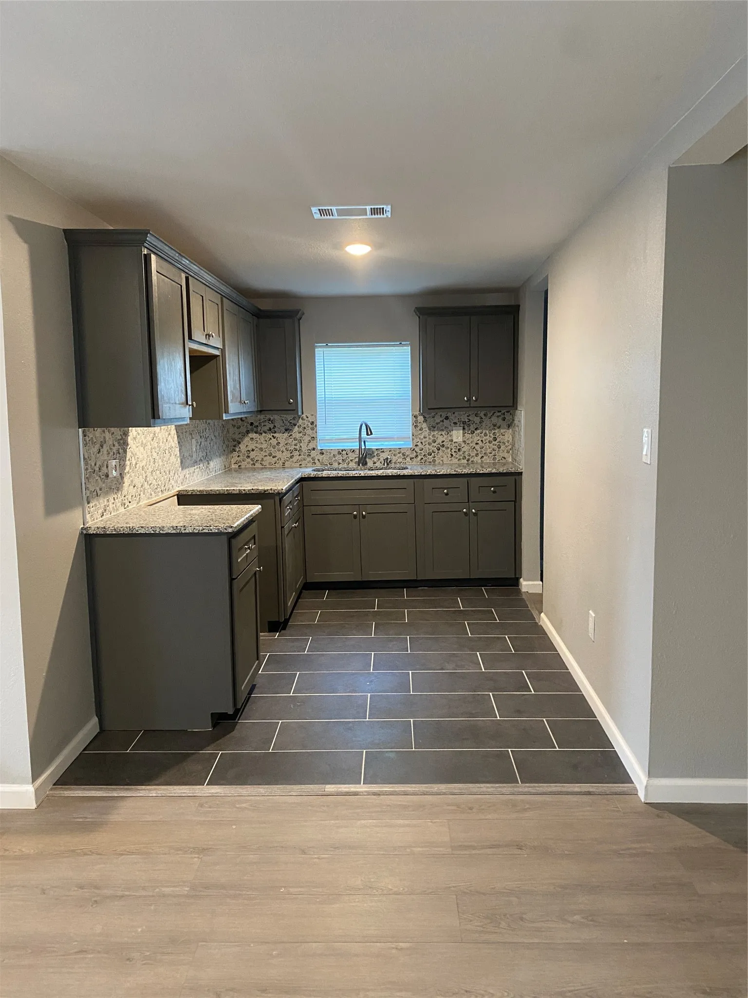 Single Family Residence For Sale in Mc Lennan County , 324 Hogan Lane, Bellmead, Texas 76705, 2 Bedroom, 1 Bathroom, Garage spaces, 792 Sqft, built in 1943, mls#21294623, Real Estate Agent in Bellmead, Homes For Sale in Mc Lennan county, Homes For Sale in Bellmead, Realtor in Bellmead Texas, Real Estate Brokerage Independent Realty Texas, Luminita Cordes Realtor
