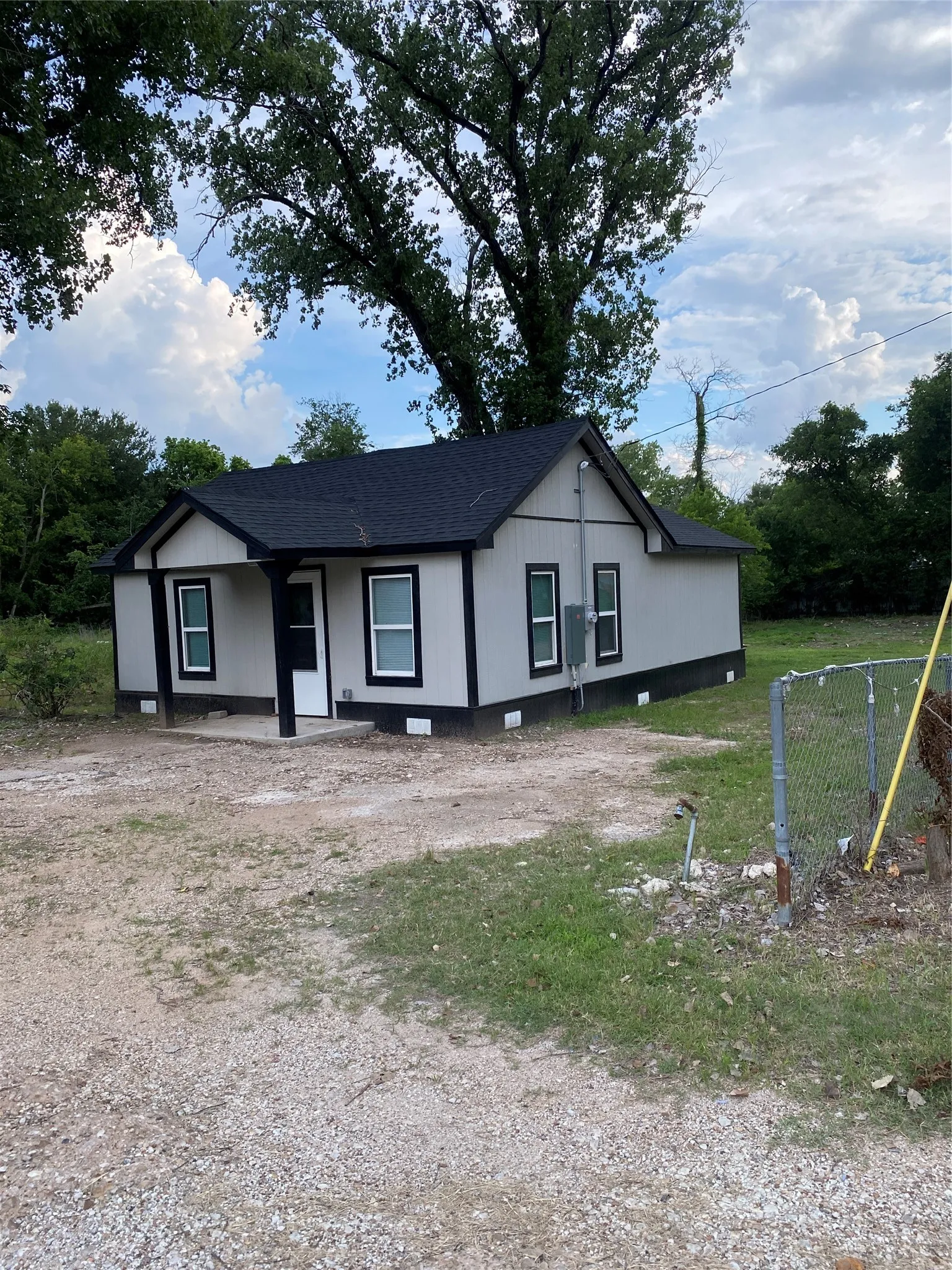 Single Family Residence For Sale in Mc Lennan County , 324 Hogan Lane, Bellmead, Texas 76705, 2 Bedroom, 1 Bathroom, Garage spaces, 792 Sqft, built in 1943, mls#21294623, Real Estate Agent in Bellmead, Homes For Sale in Mc Lennan county, Homes For Sale in Bellmead, Realtor in Bellmead Texas, Real Estate Brokerage Independent Realty Texas, Luminita Cordes Realtor