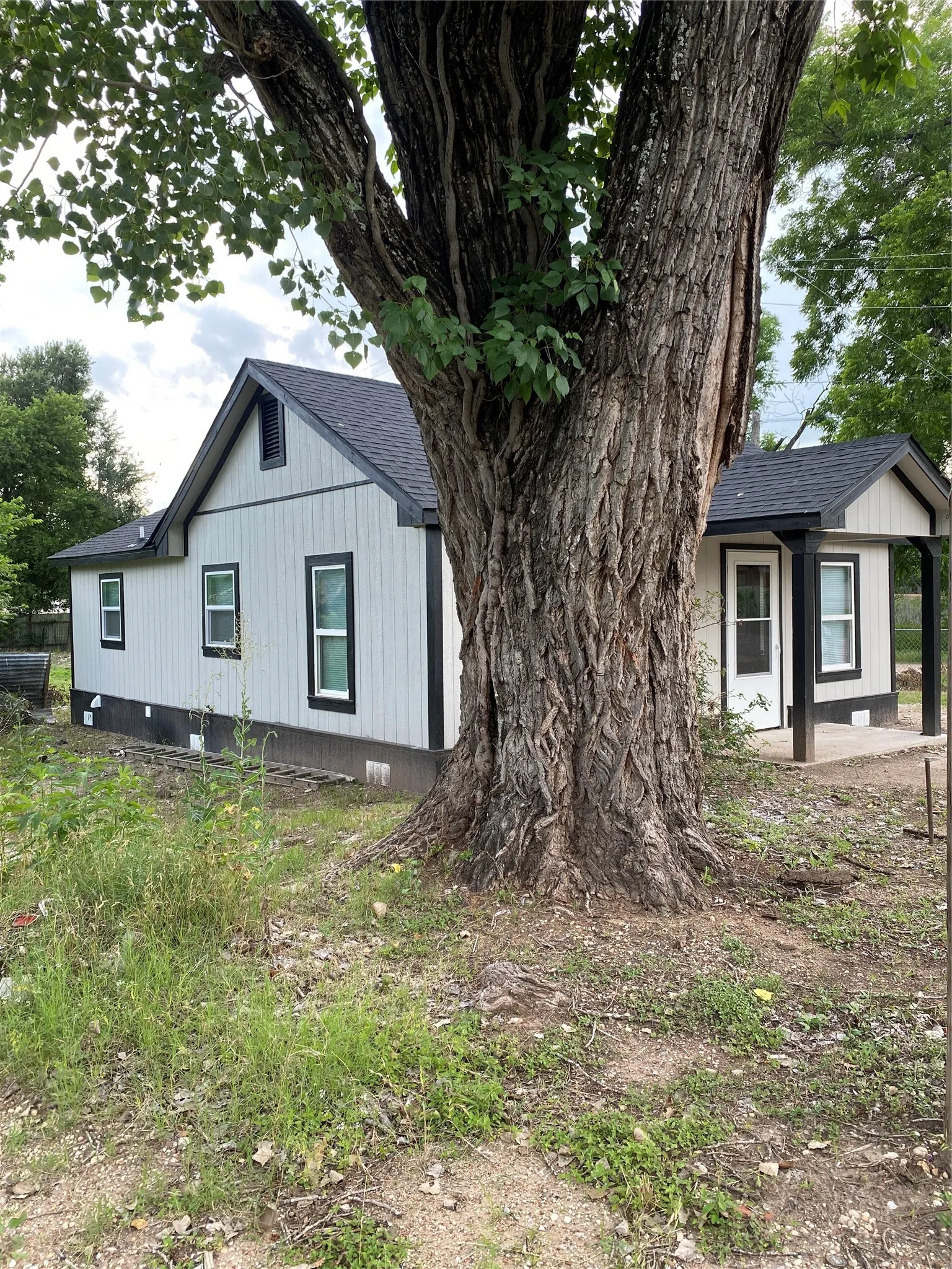 Single Family Residence For Sale in Mc Lennan County , 324 Hogan Lane, Bellmead, Texas 76705, 2 Bedroom, 1 Bathroom, Garage spaces, 792 Sqft, built in 1943, mls#21294623, Real Estate Agent in Bellmead, Homes For Sale in Mc Lennan county, Homes For Sale in Bellmead, Realtor in Bellmead Texas, Real Estate Brokerage Independent Realty Texas, Luminita Cordes Realtor