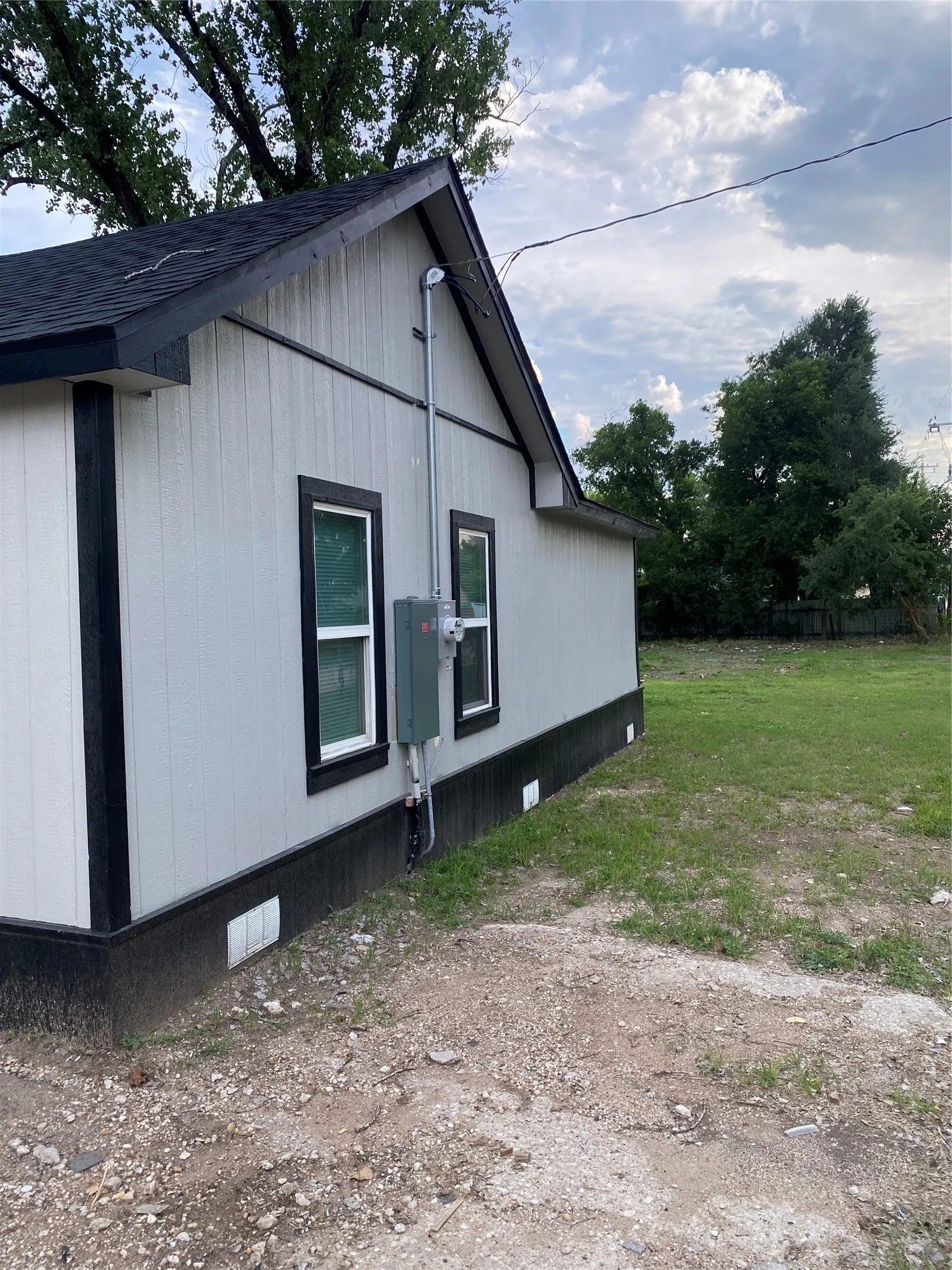 Single Family Residence For Sale in Mc Lennan County , 324 Hogan Lane, Bellmead, Texas 76705, 2 Bedroom, 1 Bathroom, Garage spaces, 792 Sqft, built in 1943, mls#21294623, Real Estate Agent in Bellmead, Homes For Sale in Mc Lennan county, Homes For Sale in Bellmead, Realtor in Bellmead Texas, Real Estate Brokerage Independent Realty Texas, Luminita Cordes Realtor