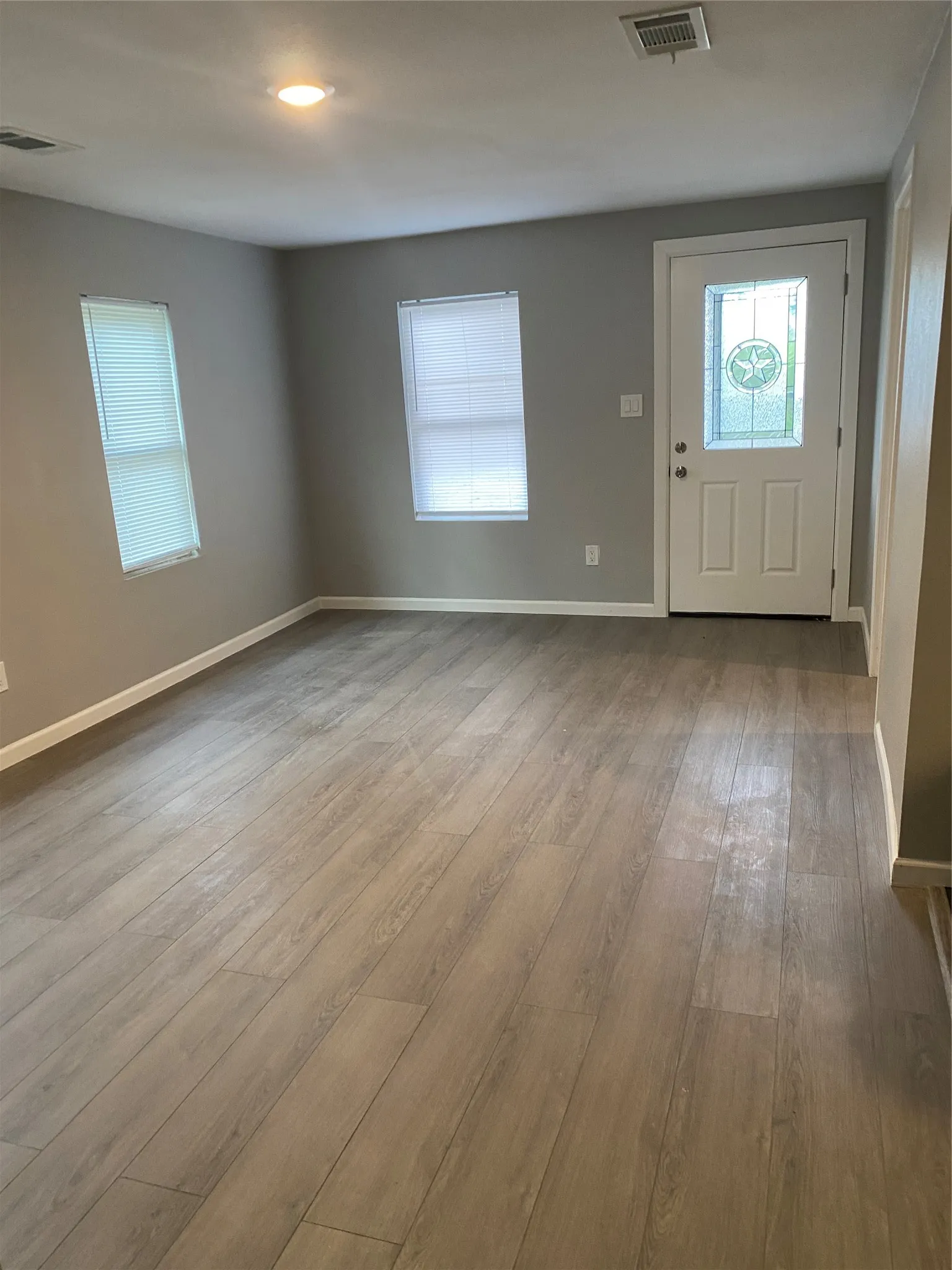 Single Family Residence For Sale in Mc Lennan County , 324 Hogan Lane, Bellmead, Texas 76705, 2 Bedroom, 1 Bathroom, Garage spaces, 792 Sqft, built in 1943, mls#21294623, Real Estate Agent in Bellmead, Homes For Sale in Mc Lennan county, Homes For Sale in Bellmead, Realtor in Bellmead Texas, Real Estate Brokerage Independent Realty Texas, Luminita Cordes Realtor