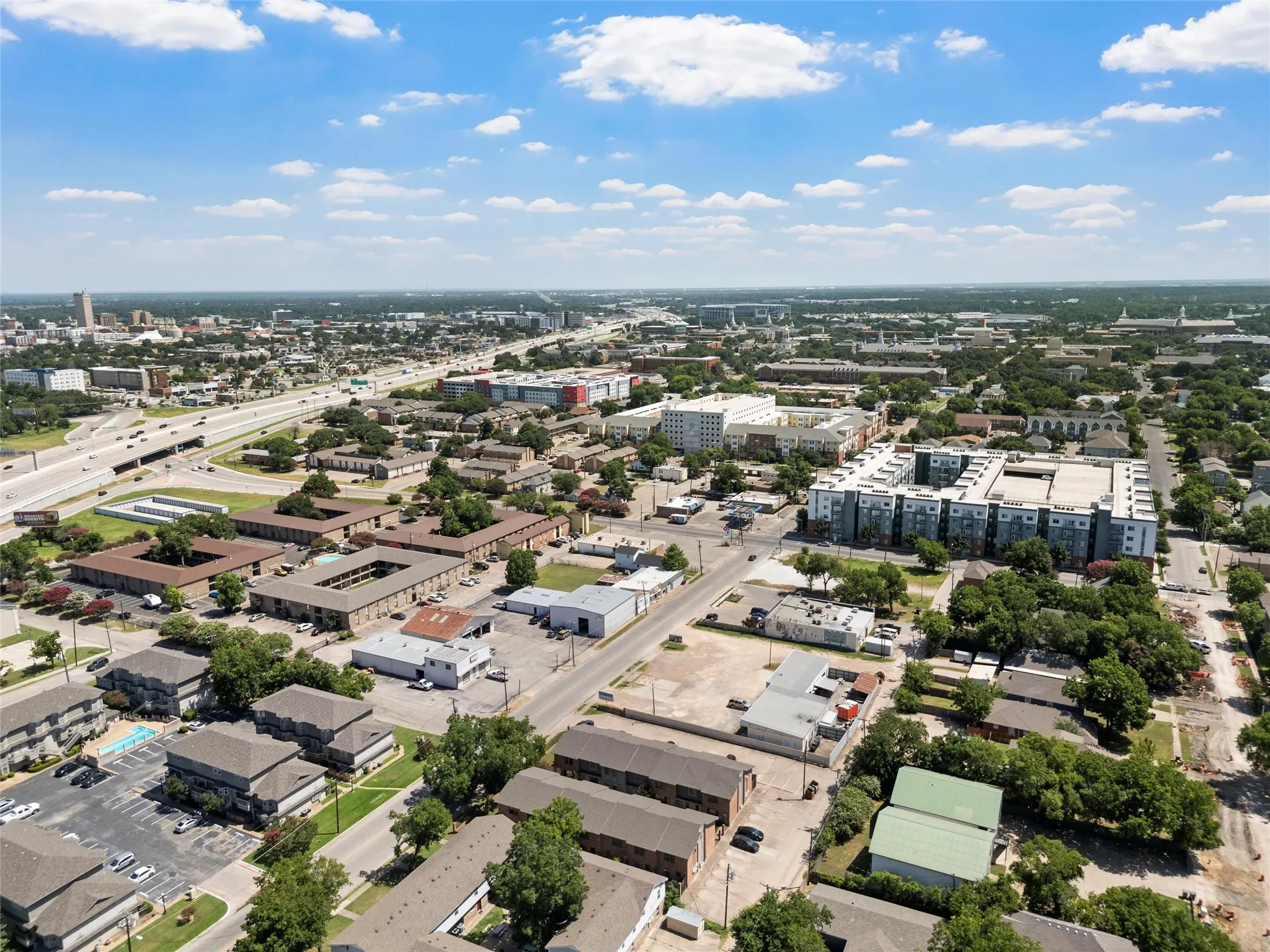 Condominium For Sale in Mc Lennan County , 1310 Speight Avenue 2, Waco, Texas 76706, 2 Bedroom, 3 Bathroom, Garage spaces, 1,152 Sqft, built in 1983, mls#21296662, Real Estate Agent in Waco, Homes For Sale in Mc Lennan county, Homes For Sale in Waco, Realtor in Waco Texas, Real Estate Brokerage Independent Realty Texas, Luminita Cordes Realtor