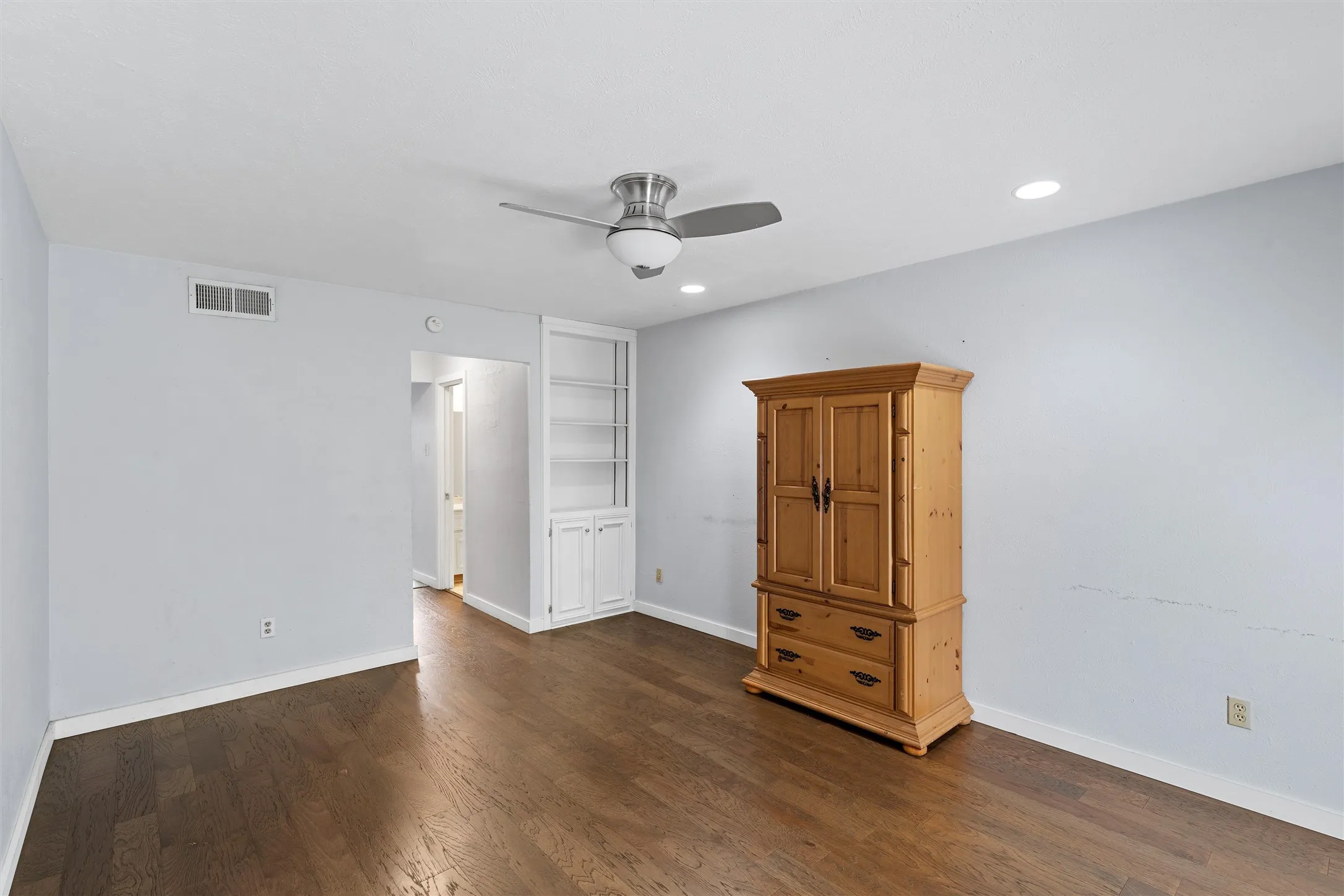 Condominium For Sale in Mc Lennan County , 1310 Speight Avenue 2, Waco, Texas 76706, 2 Bedroom, 3 Bathroom, Garage spaces, 1,152 Sqft, built in 1983, mls#21296662, Real Estate Agent in Waco, Homes For Sale in Mc Lennan county, Homes For Sale in Waco, Realtor in Waco Texas, Real Estate Brokerage Independent Realty Texas, Luminita Cordes Realtor