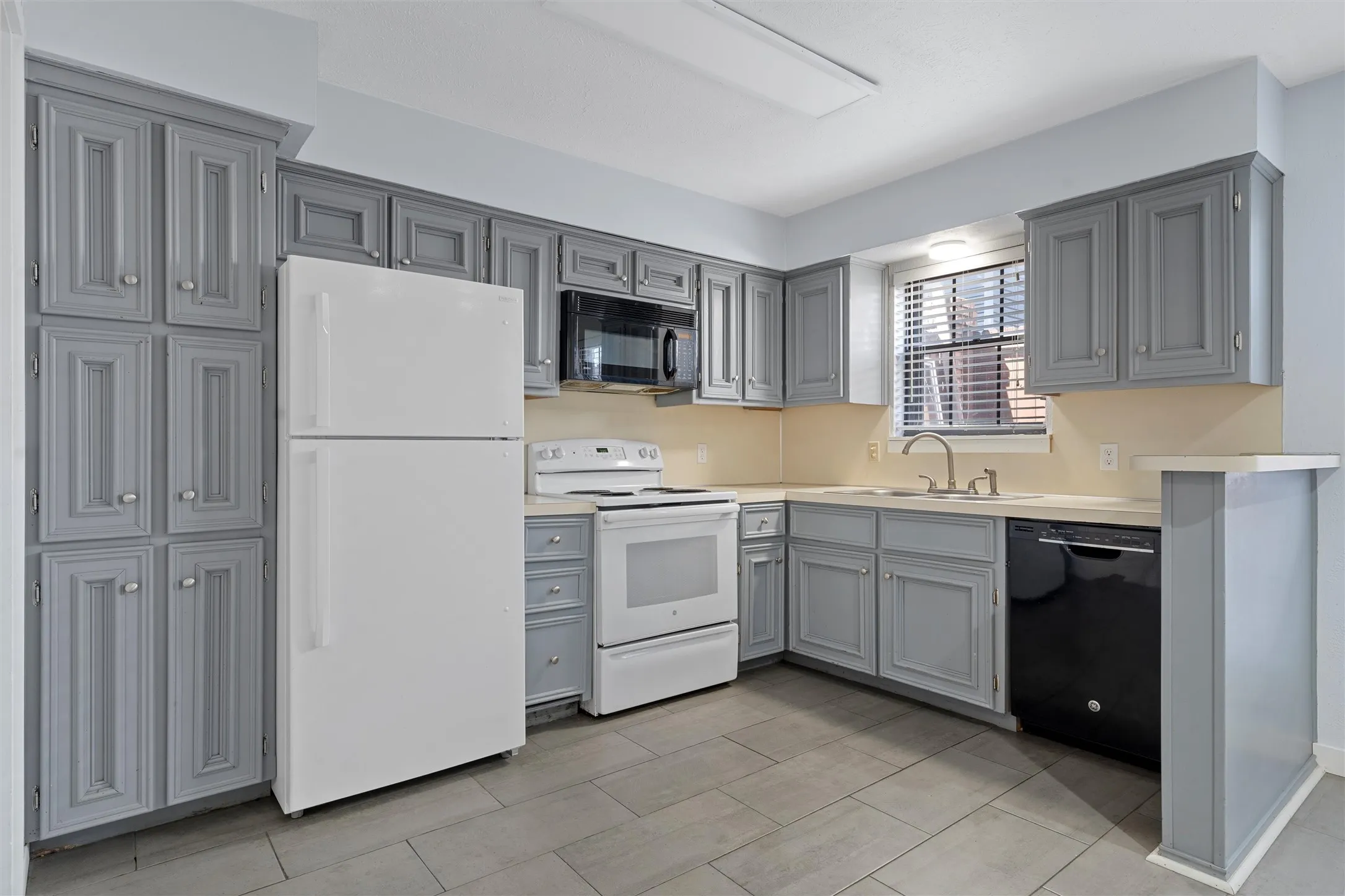Condominium For Sale in Mc Lennan County , 1310 Speight Avenue 2, Waco, Texas 76706, 2 Bedroom, 3 Bathroom, Garage spaces, 1,152 Sqft, built in 1983, mls#21296662, Real Estate Agent in Waco, Homes For Sale in Mc Lennan county, Homes For Sale in Waco, Realtor in Waco Texas, Real Estate Brokerage Independent Realty Texas, Luminita Cordes Realtor