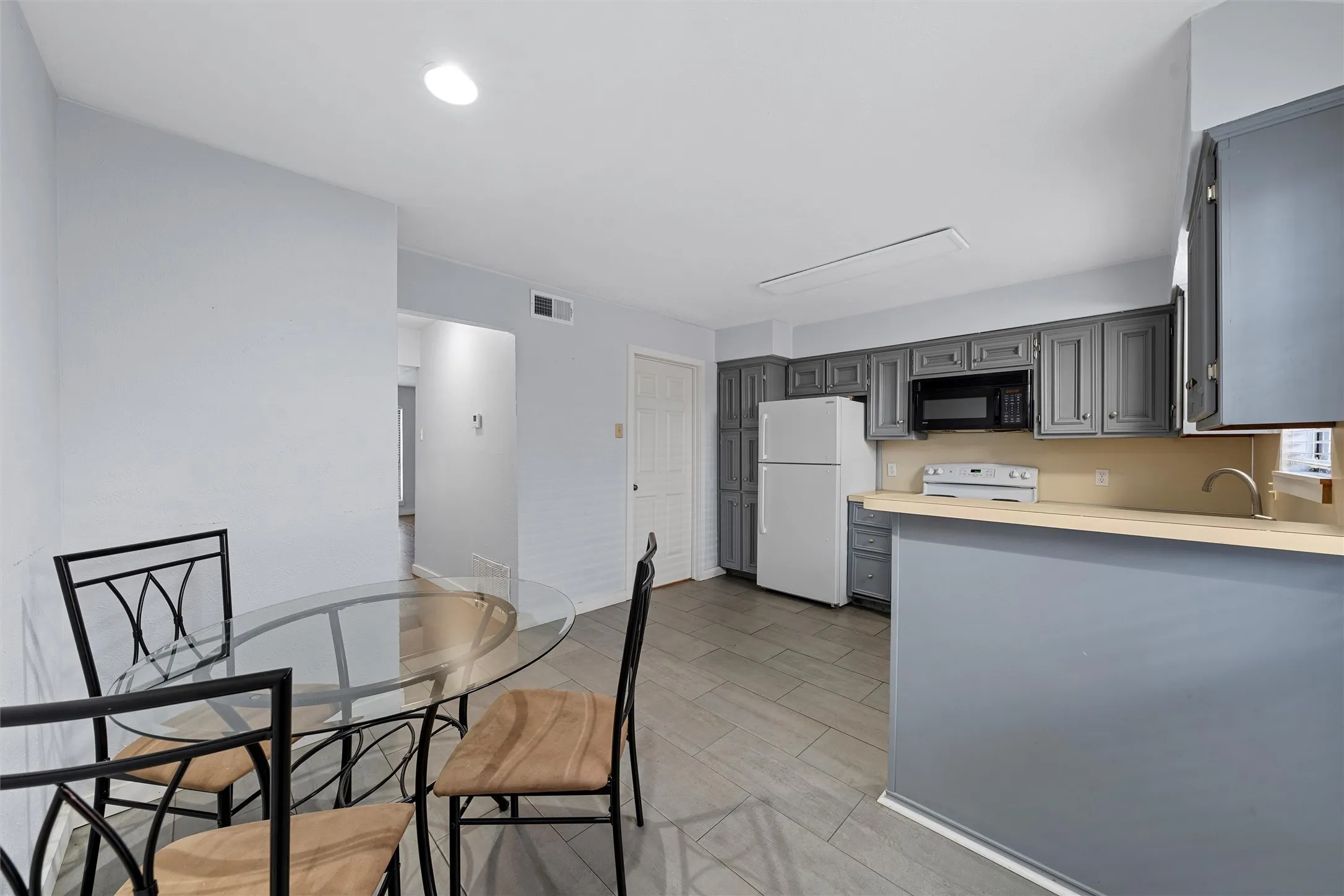 Condominium For Sale in Mc Lennan County , 1310 Speight Avenue 2, Waco, Texas 76706, 2 Bedroom, 3 Bathroom, Garage spaces, 1,152 Sqft, built in 1983, mls#21296662, Real Estate Agent in Waco, Homes For Sale in Mc Lennan county, Homes For Sale in Waco, Realtor in Waco Texas, Real Estate Brokerage Independent Realty Texas, Luminita Cordes Realtor