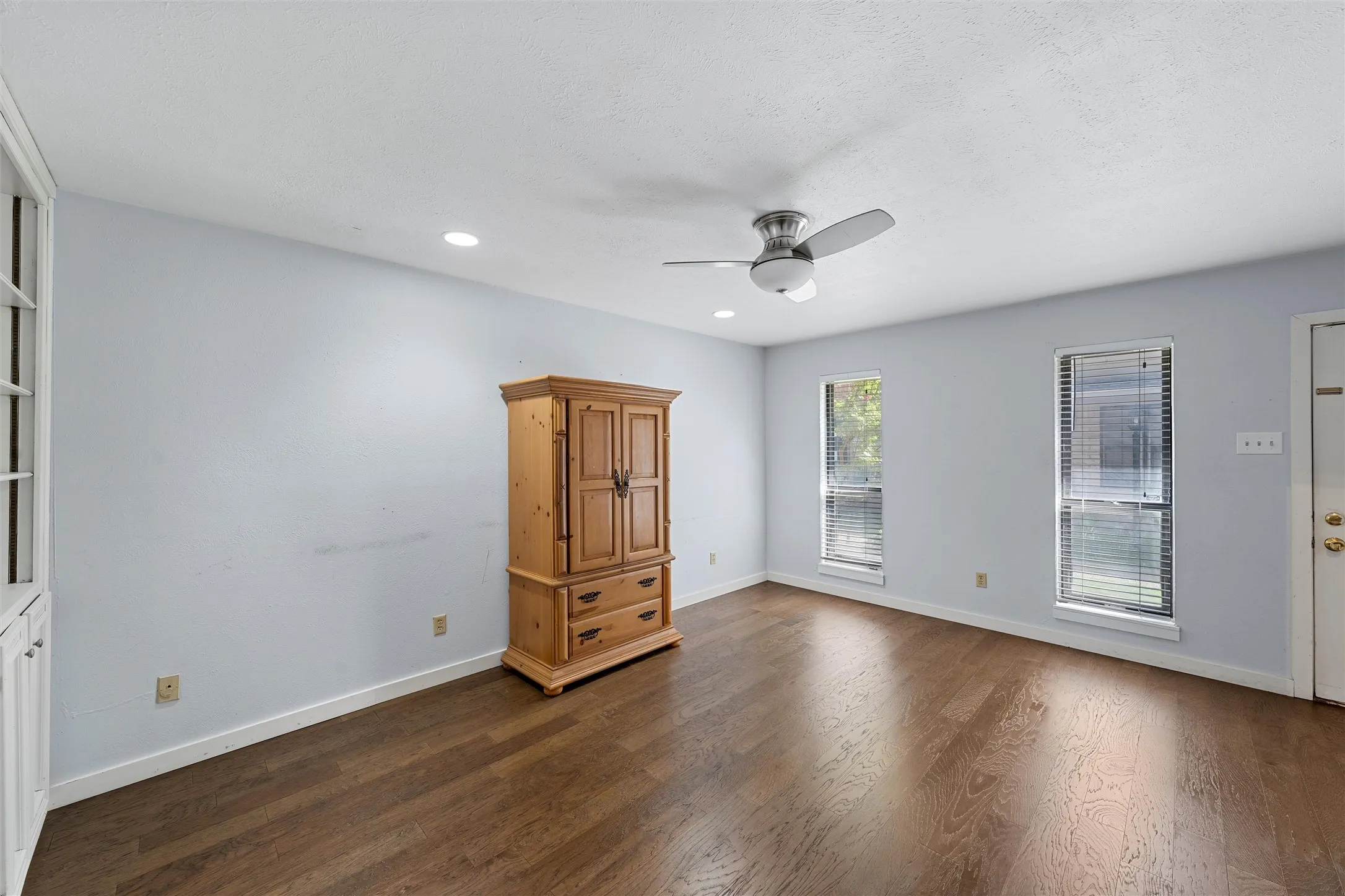 Condominium For Sale in Mc Lennan County , 1310 Speight Avenue 2, Waco, Texas 76706, 2 Bedroom, 3 Bathroom, Garage spaces, 1,152 Sqft, built in 1983, mls#21296662, Real Estate Agent in Waco, Homes For Sale in Mc Lennan county, Homes For Sale in Waco, Realtor in Waco Texas, Real Estate Brokerage Independent Realty Texas, Luminita Cordes Realtor