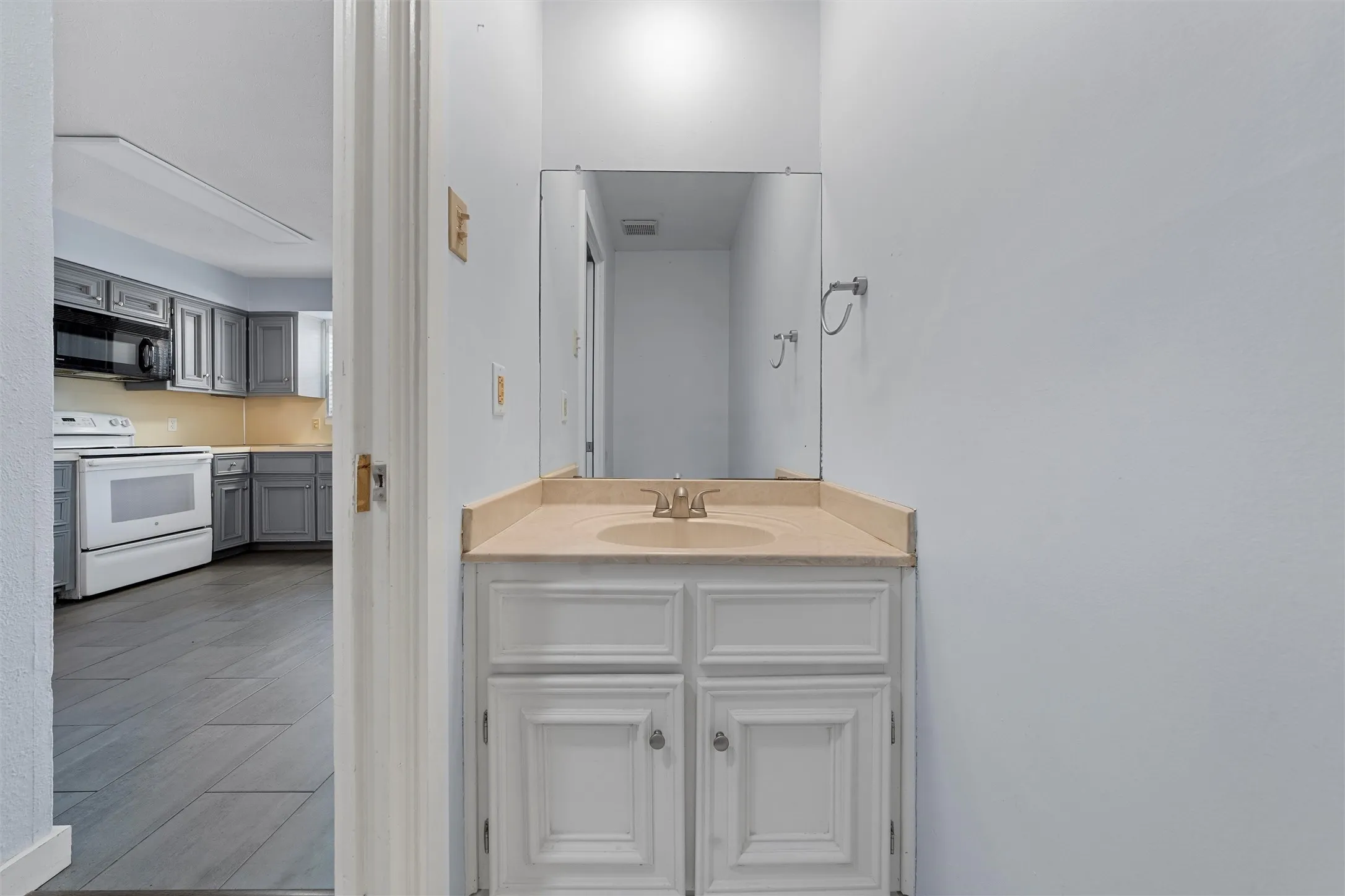 Condominium For Sale in Mc Lennan County , 1310 Speight Avenue 2, Waco, Texas 76706, 2 Bedroom, 3 Bathroom, Garage spaces, 1,152 Sqft, built in 1983, mls#21296662, Real Estate Agent in Waco, Homes For Sale in Mc Lennan county, Homes For Sale in Waco, Realtor in Waco Texas, Real Estate Brokerage Independent Realty Texas, Luminita Cordes Realtor
