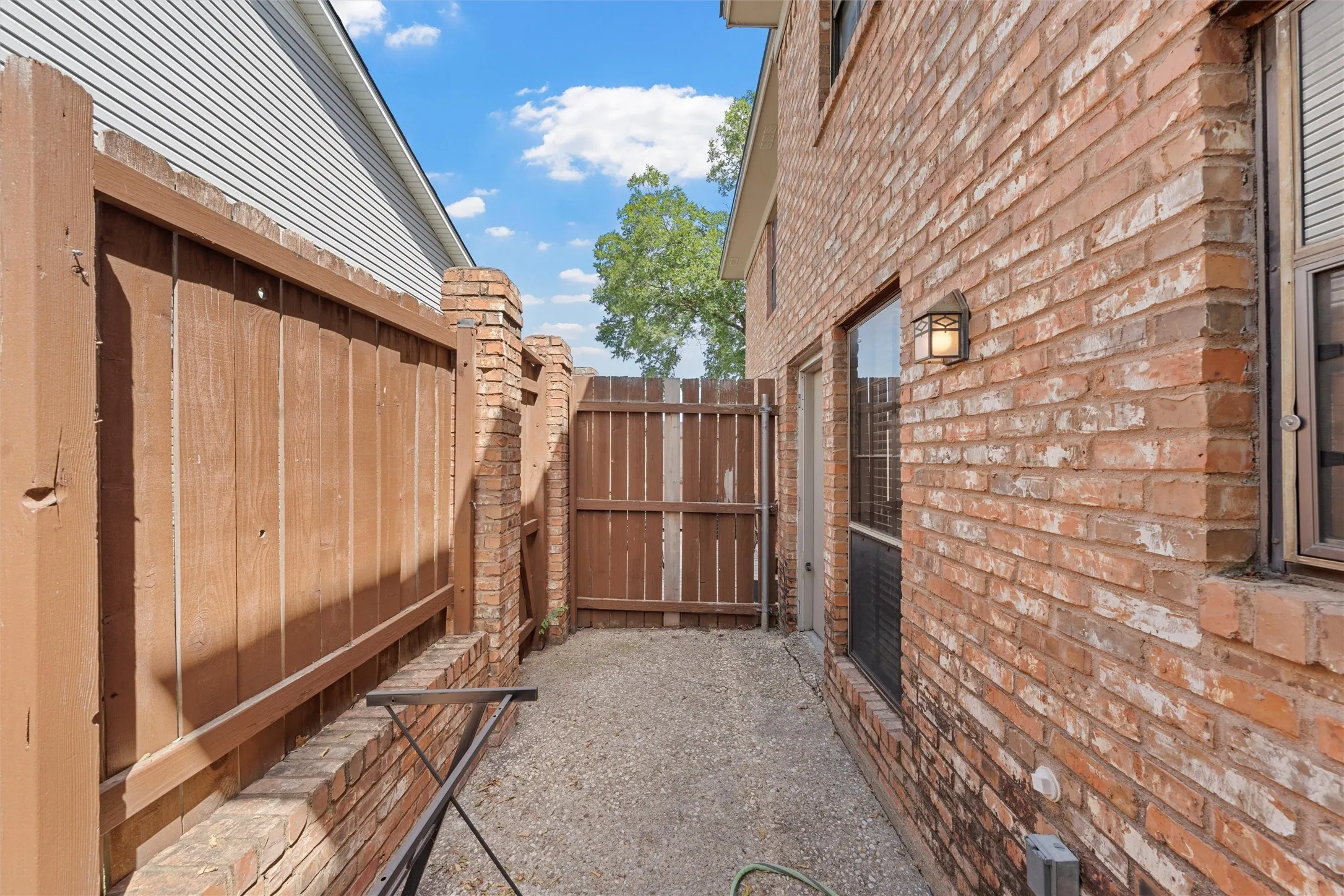 Condominium For Sale in Mc Lennan County , 1310 Speight Avenue 2, Waco, Texas 76706, 2 Bedroom, 3 Bathroom, Garage spaces, 1,152 Sqft, built in 1983, mls#21296662, Real Estate Agent in Waco, Homes For Sale in Mc Lennan county, Homes For Sale in Waco, Realtor in Waco Texas, Real Estate Brokerage Independent Realty Texas, Luminita Cordes Realtor