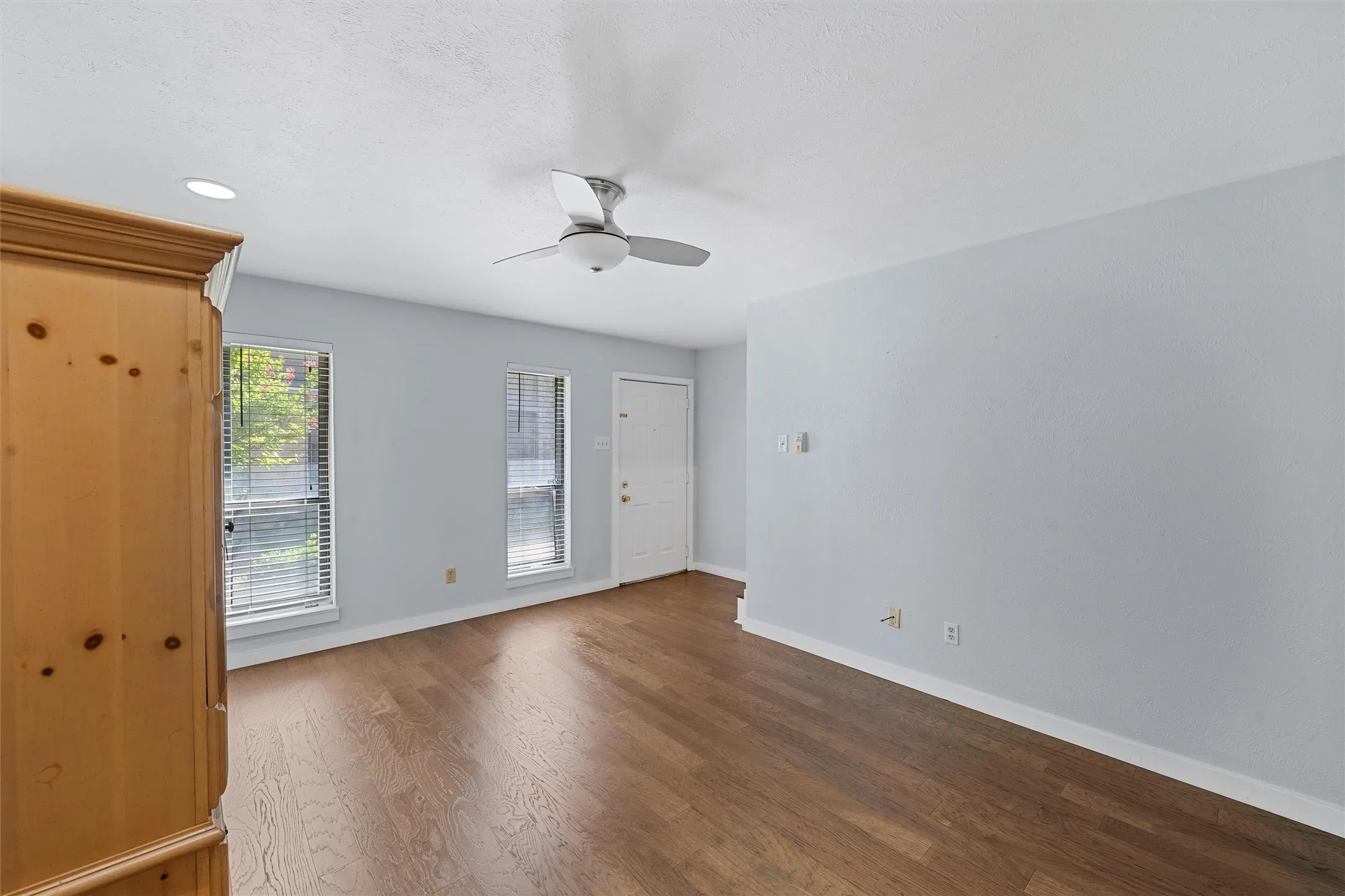 Condominium For Sale in Mc Lennan County , 1310 Speight Avenue 2, Waco, Texas 76706, 2 Bedroom, 3 Bathroom, Garage spaces, 1,152 Sqft, built in 1983, mls#21296662, Real Estate Agent in Waco, Homes For Sale in Mc Lennan county, Homes For Sale in Waco, Realtor in Waco Texas, Real Estate Brokerage Independent Realty Texas, Luminita Cordes Realtor