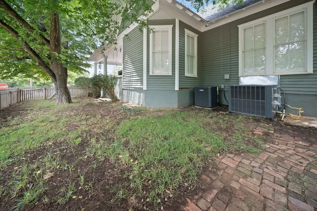 Single Family Residence For Sale in Smith County , 526 W Houston Street, Tyler, Texas 75702, 5 Bedroom, 3 Bathroom, Garage spaces, 3,310 Sqft, built in 1895, mls#21296708, Real Estate Agent in Tyler, Homes For Sale in Smith county, Homes For Sale in Tyler, Realtor in Tyler Texas, Real Estate Brokerage Independent Realty Texas, Luminita Cordes Realtor