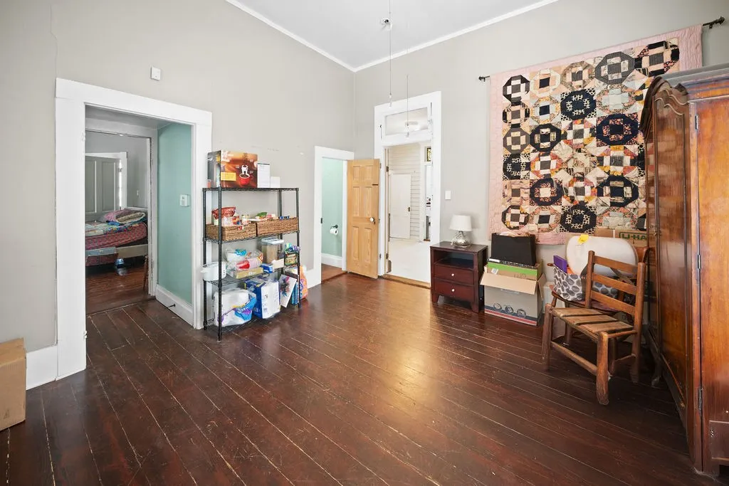 Single Family Residence For Sale in Smith County , 526 W Houston Street, Tyler, Texas 75702, 5 Bedroom, 3 Bathroom, Garage spaces, 3,310 Sqft, built in 1895, mls#21296708, Real Estate Agent in Tyler, Homes For Sale in Smith county, Homes For Sale in Tyler, Realtor in Tyler Texas, Real Estate Brokerage Independent Realty Texas, Luminita Cordes Realtor