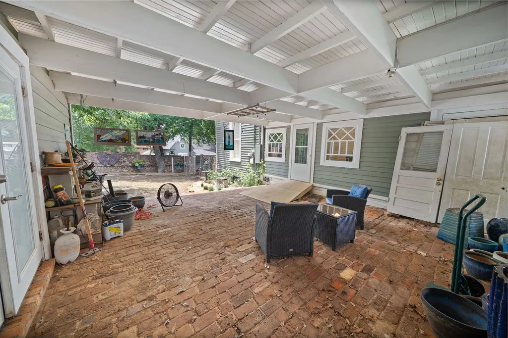 Single Family Residence For Sale in Smith County , 526 W Houston Street, Tyler, Texas 75702, 5 Bedroom, 3 Bathroom, Garage spaces, 3,310 Sqft, built in 1895, mls#21296708, Real Estate Agent in Tyler, Homes For Sale in Smith county, Homes For Sale in Tyler, Realtor in Tyler Texas, Real Estate Brokerage Independent Realty Texas, Luminita Cordes Realtor