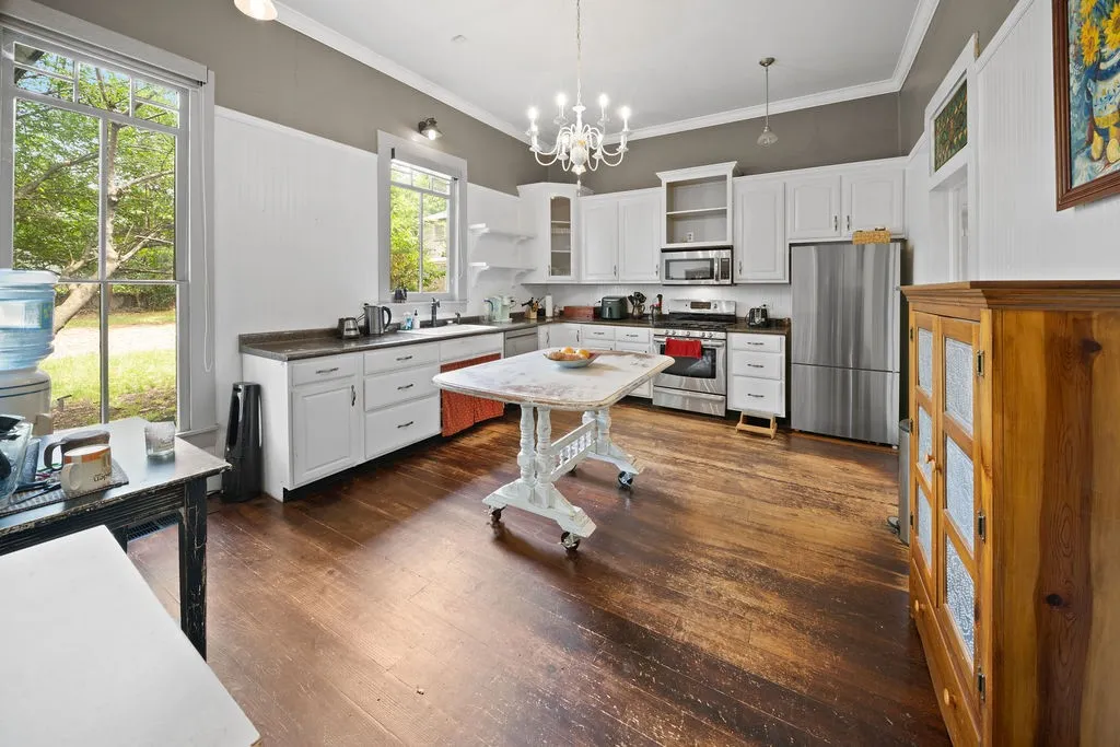 Single Family Residence For Sale in Smith County , 526 W Houston Street, Tyler, Texas 75702, 5 Bedroom, 3 Bathroom, Garage spaces, 3,310 Sqft, built in 1895, mls#21296708, Real Estate Agent in Tyler, Homes For Sale in Smith county, Homes For Sale in Tyler, Realtor in Tyler Texas, Real Estate Brokerage Independent Realty Texas, Luminita Cordes Realtor
