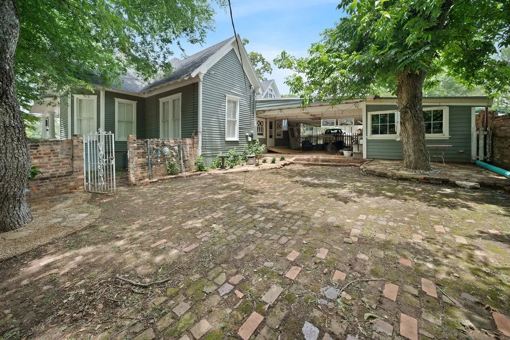 Single Family Residence For Sale in Smith County , 526 W Houston Street, Tyler, Texas 75702, 5 Bedroom, 3 Bathroom, Garage spaces, 3,310 Sqft, built in 1895, mls#21296708, Real Estate Agent in Tyler, Homes For Sale in Smith county, Homes For Sale in Tyler, Realtor in Tyler Texas, Real Estate Brokerage Independent Realty Texas, Luminita Cordes Realtor