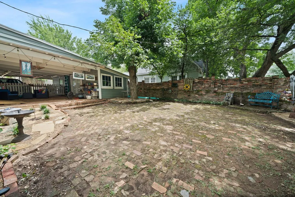 Single Family Residence For Sale in Smith County , 526 W Houston Street, Tyler, Texas 75702, 5 Bedroom, 3 Bathroom, Garage spaces, 3,310 Sqft, built in 1895, mls#21296708, Real Estate Agent in Tyler, Homes For Sale in Smith county, Homes For Sale in Tyler, Realtor in Tyler Texas, Real Estate Brokerage Independent Realty Texas, Luminita Cordes Realtor