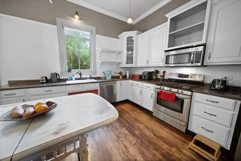 Single Family Residence For Sale in Smith County , 526 W Houston Street, Tyler, Texas 75702, 5 Bedroom, 3 Bathroom, Garage spaces, 3,310 Sqft, built in 1895, mls#21296708, Real Estate Agent in Tyler, Homes For Sale in Smith county, Homes For Sale in Tyler, Realtor in Tyler Texas, Real Estate Brokerage Independent Realty Texas, Luminita Cordes Realtor