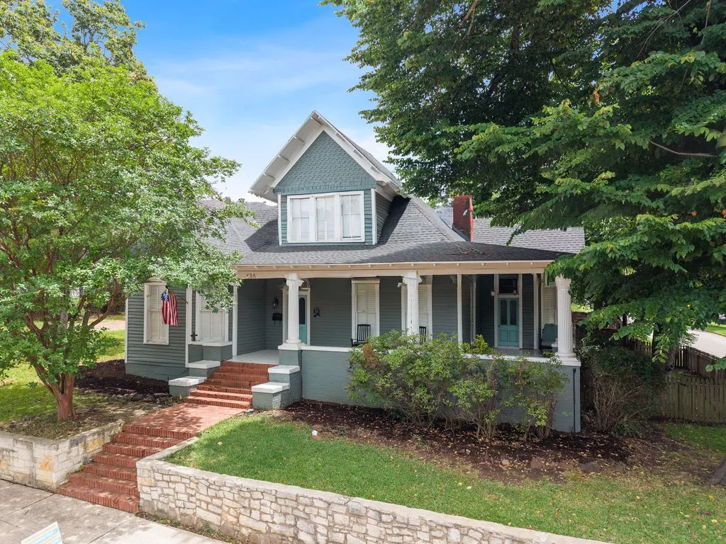 Single Family Residence For Sale in Smith County , 526 W Houston Street, Tyler, Texas 75702, 5 Bedroom, 3 Bathroom, Garage spaces, 3,310 Sqft, built in 1895, mls#21296708, Real Estate Agent in Tyler, Homes For Sale in Smith county, Homes For Sale in Tyler, Realtor in Tyler Texas, Real Estate Brokerage Independent Realty Texas, Luminita Cordes Realtor