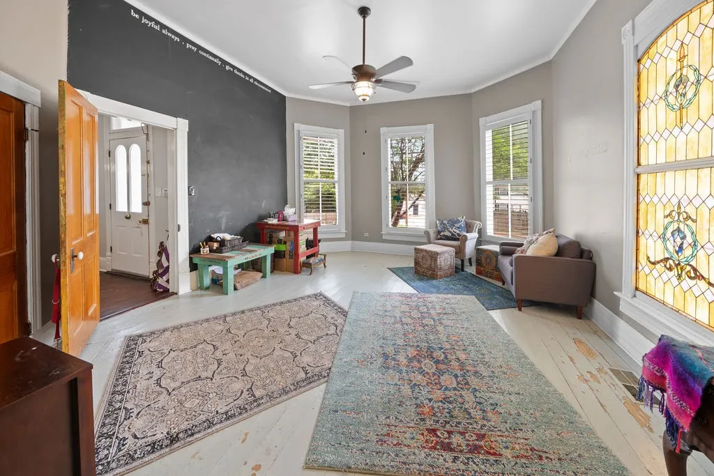 Single Family Residence For Sale in Smith County , 526 W Houston Street, Tyler, Texas 75702, 5 Bedroom, 3 Bathroom, Garage spaces, 3,310 Sqft, built in 1895, mls#21296708, Real Estate Agent in Tyler, Homes For Sale in Smith county, Homes For Sale in Tyler, Realtor in Tyler Texas, Real Estate Brokerage Independent Realty Texas, Luminita Cordes Realtor