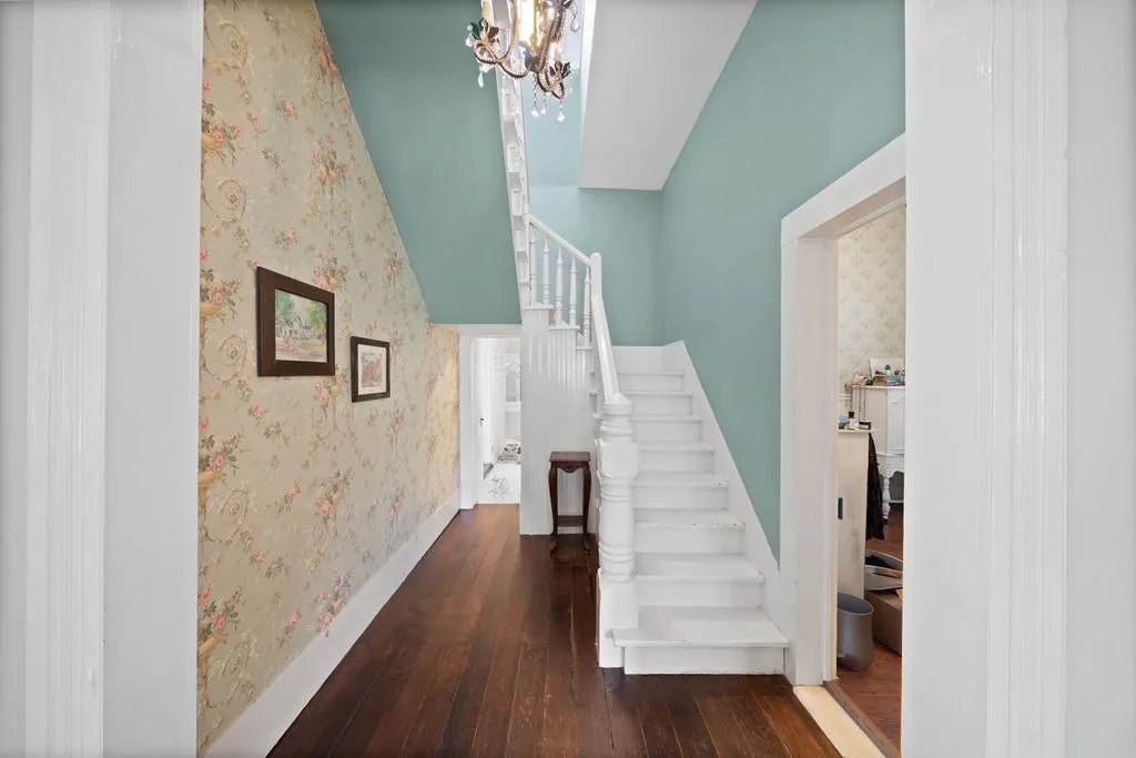 Single Family Residence For Sale in Smith County , 526 W Houston Street, Tyler, Texas 75702, 5 Bedroom, 3 Bathroom, Garage spaces, 3,310 Sqft, built in 1895, mls#21296708, Real Estate Agent in Tyler, Homes For Sale in Smith county, Homes For Sale in Tyler, Realtor in Tyler Texas, Real Estate Brokerage Independent Realty Texas, Luminita Cordes Realtor
