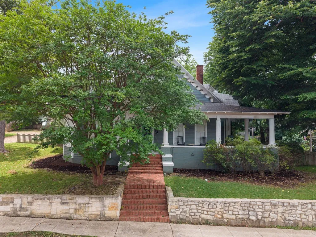 Single Family Residence For Sale in Smith County , 526 W Houston Street, Tyler, Texas 75702, 5 Bedroom, 3 Bathroom, Garage spaces, 3,310 Sqft, built in 1895, mls#21296708, Real Estate Agent in Tyler, Homes For Sale in Smith county, Homes For Sale in Tyler, Realtor in Tyler Texas, Real Estate Brokerage Independent Realty Texas, Luminita Cordes Realtor