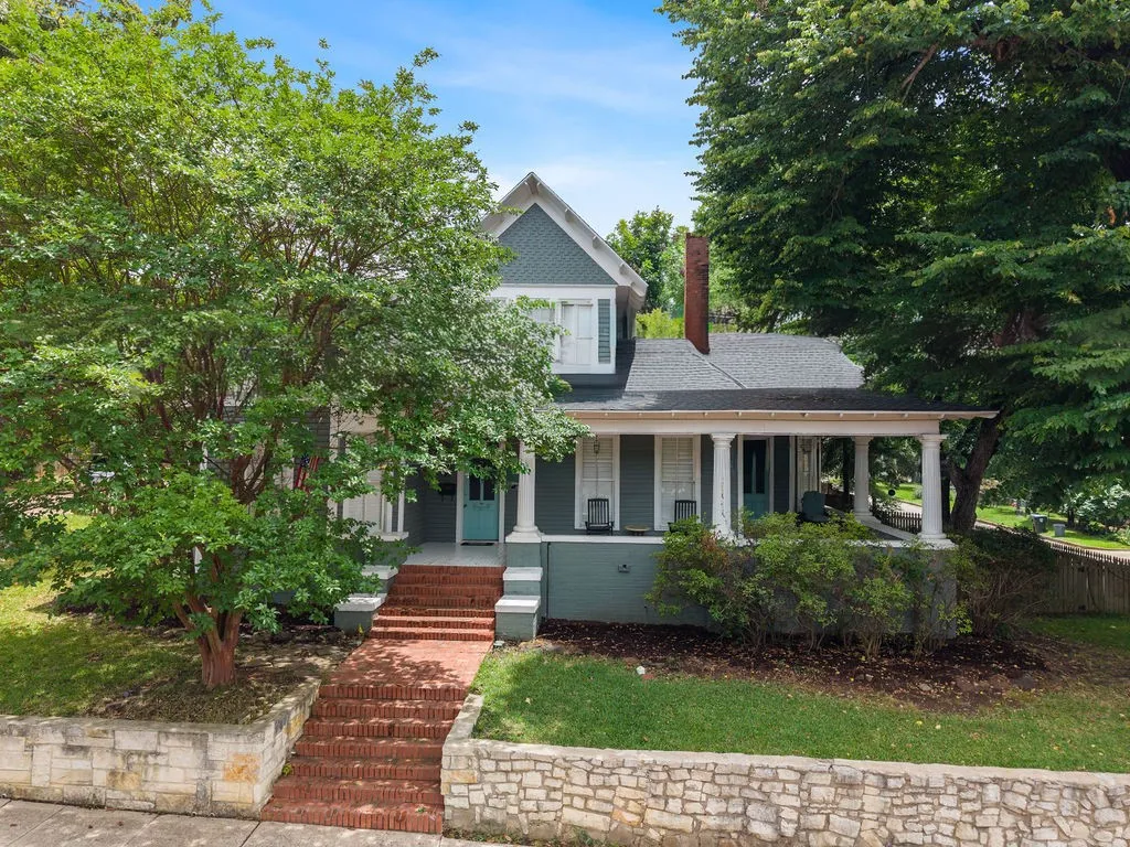 Single Family Residence For Sale in Smith County , 526 W Houston Street, Tyler, Texas 75702, 5 Bedroom, 3 Bathroom, Garage spaces, 3,310 Sqft, built in 1895, mls#21296708, Real Estate Agent in Tyler, Homes For Sale in Smith county, Homes For Sale in Tyler, Realtor in Tyler Texas, Real Estate Brokerage Independent Realty Texas, Luminita Cordes Realtor
