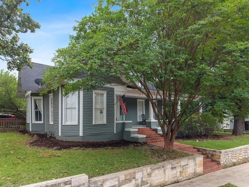 Single Family Residence For Sale in Smith County , 526 W Houston Street, Tyler, Texas 75702, 5 Bedroom, 3 Bathroom, Garage spaces, 3,310 Sqft, built in 1895, mls#21296708, Real Estate Agent in Tyler, Homes For Sale in Smith county, Homes For Sale in Tyler, Realtor in Tyler Texas, Real Estate Brokerage Independent Realty Texas, Luminita Cordes Realtor