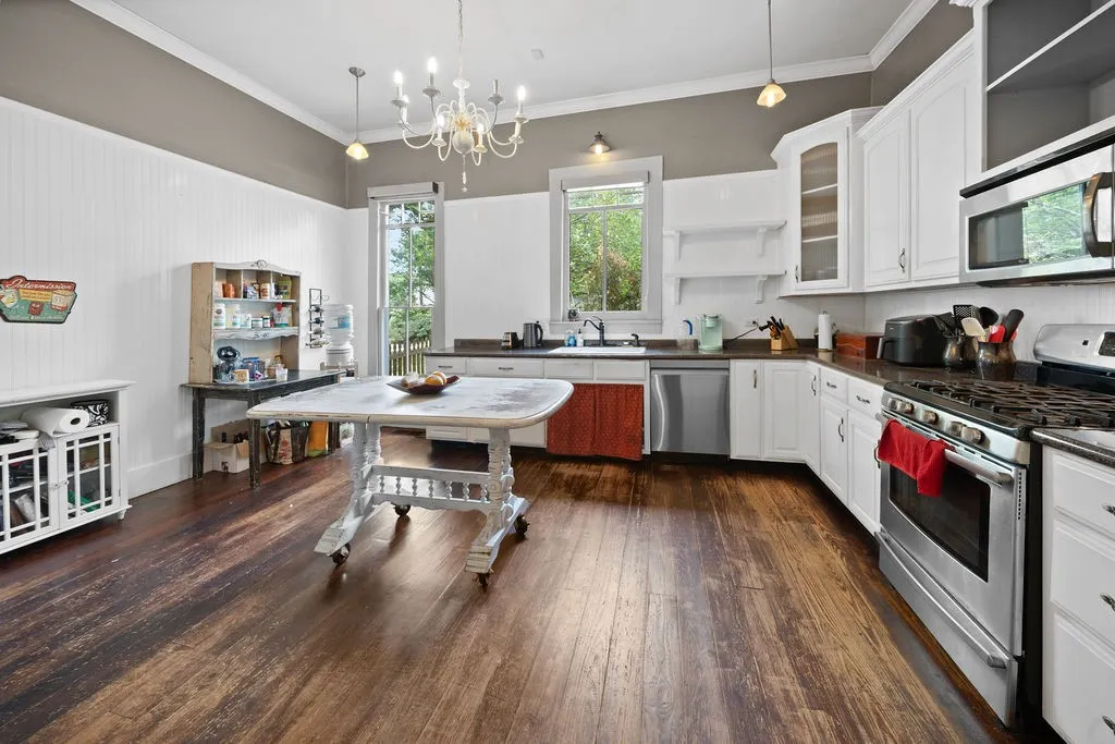 Single Family Residence For Sale in Smith County , 526 W Houston Street, Tyler, Texas 75702, 5 Bedroom, 3 Bathroom, Garage spaces, 3,310 Sqft, built in 1895, mls#21296708, Real Estate Agent in Tyler, Homes For Sale in Smith county, Homes For Sale in Tyler, Realtor in Tyler Texas, Real Estate Brokerage Independent Realty Texas, Luminita Cordes Realtor