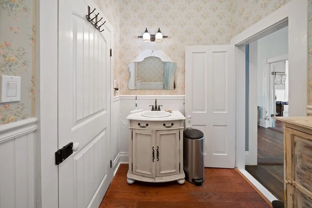 Single Family Residence For Sale in Smith County , 526 W Houston Street, Tyler, Texas 75702, 5 Bedroom, 3 Bathroom, Garage spaces, 3,310 Sqft, built in 1895, mls#21296708, Real Estate Agent in Tyler, Homes For Sale in Smith county, Homes For Sale in Tyler, Realtor in Tyler Texas, Real Estate Brokerage Independent Realty Texas, Luminita Cordes Realtor