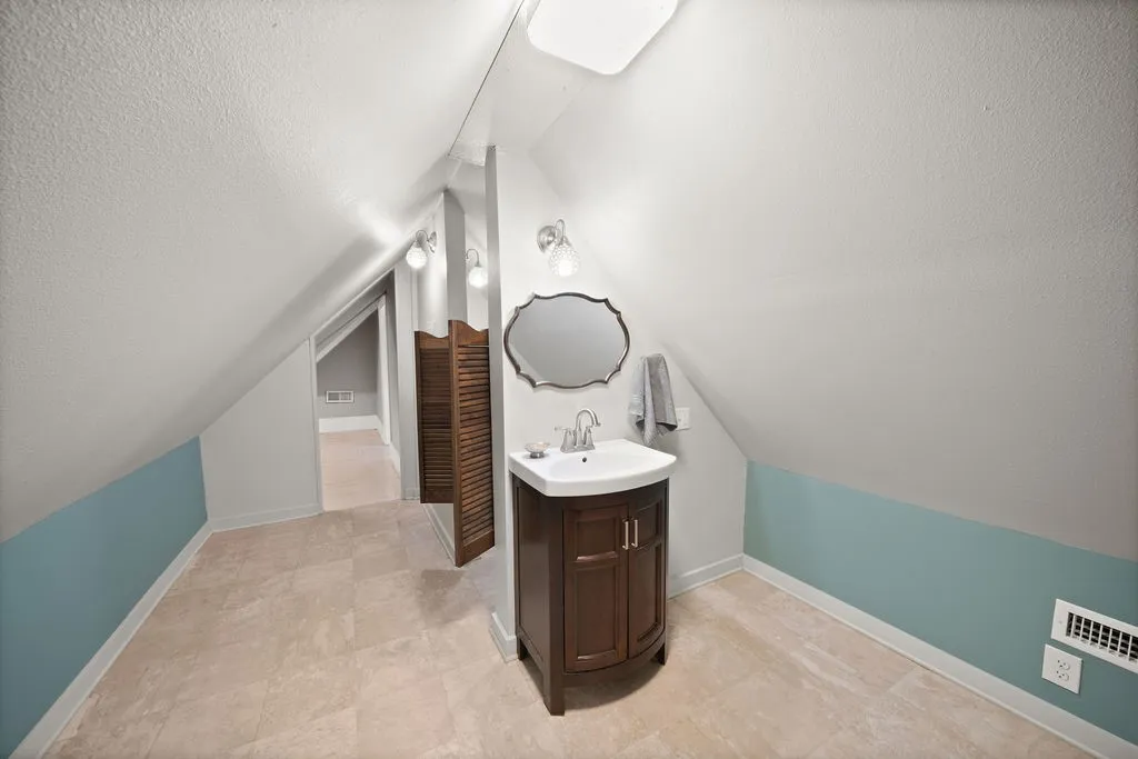 Single Family Residence For Sale in Smith County , 526 W Houston Street, Tyler, Texas 75702, 5 Bedroom, 3 Bathroom, Garage spaces, 3,310 Sqft, built in 1895, mls#21296708, Real Estate Agent in Tyler, Homes For Sale in Smith county, Homes For Sale in Tyler, Realtor in Tyler Texas, Real Estate Brokerage Independent Realty Texas, Luminita Cordes Realtor