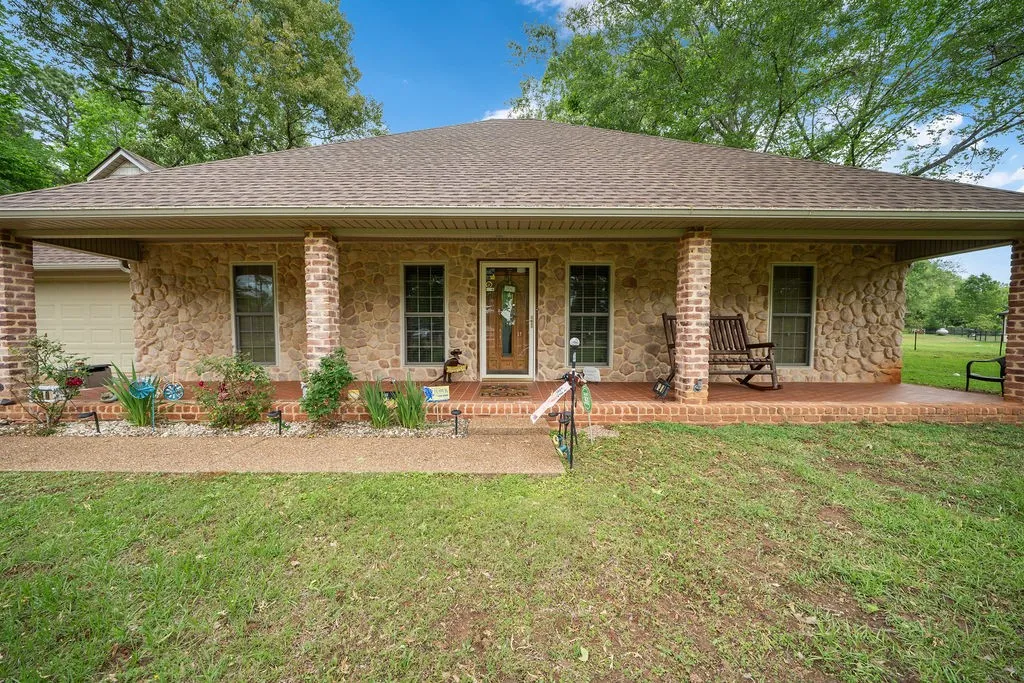 Single Family Residence For Sale in Cherokee County , 630 County Road 3608, Bullard, Texas 75757, 3 Bedroom, 2 Bathroom, 2 Garage spaces, 2,170 Sqft, built in 2002, mls#21296772, Real Estate Agent in Bullard, Homes For Sale in Cherokee county, Homes For Sale in Bullard, Realtor in Bullard Texas, Real Estate Brokerage Independent Realty Texas, Luminita Cordes Realtor