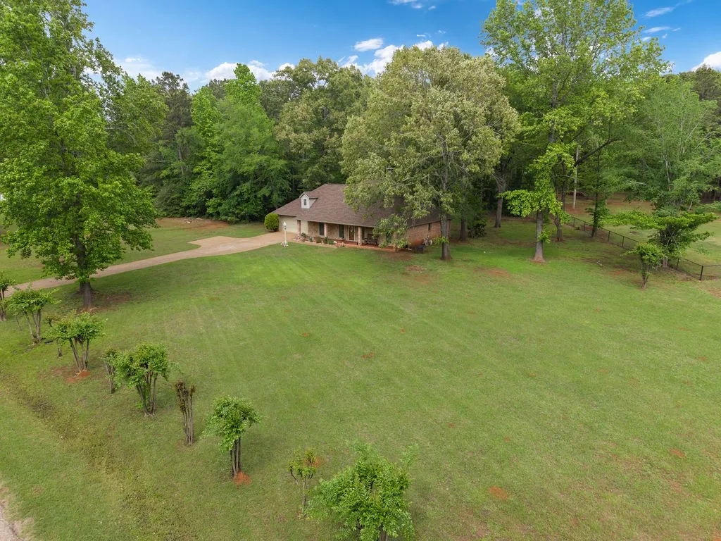Single Family Residence For Sale in Cherokee County , 630 County Road 3608, Bullard, Texas 75757, 3 Bedroom, 2 Bathroom, 2 Garage spaces, 2,170 Sqft, built in 2002, mls#21296772, Real Estate Agent in Bullard, Homes For Sale in Cherokee county, Homes For Sale in Bullard, Realtor in Bullard Texas, Real Estate Brokerage Independent Realty Texas, Luminita Cordes Realtor