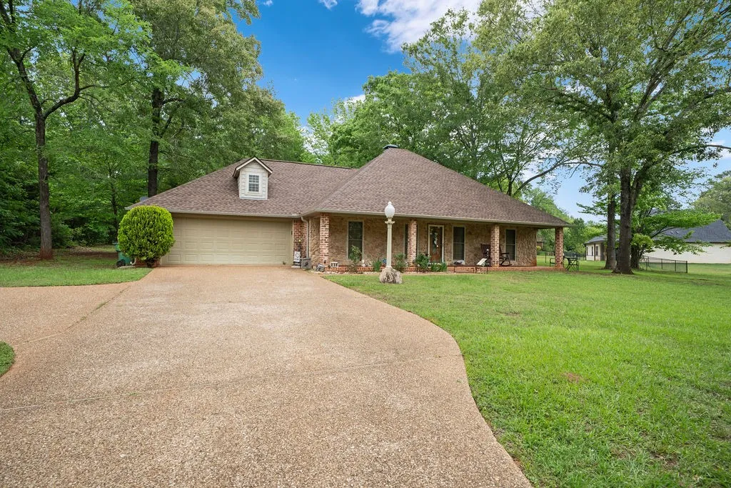 Single Family Residence For Sale in Cherokee County , 630 County Road 3608, Bullard, Texas 75757, 3 Bedroom, 2 Bathroom, 2 Garage spaces, 2,170 Sqft, built in 2002, mls#21296772, Real Estate Agent in Bullard, Homes For Sale in Cherokee county, Homes For Sale in Bullard, Realtor in Bullard Texas, Real Estate Brokerage Independent Realty Texas, Luminita Cordes Realtor