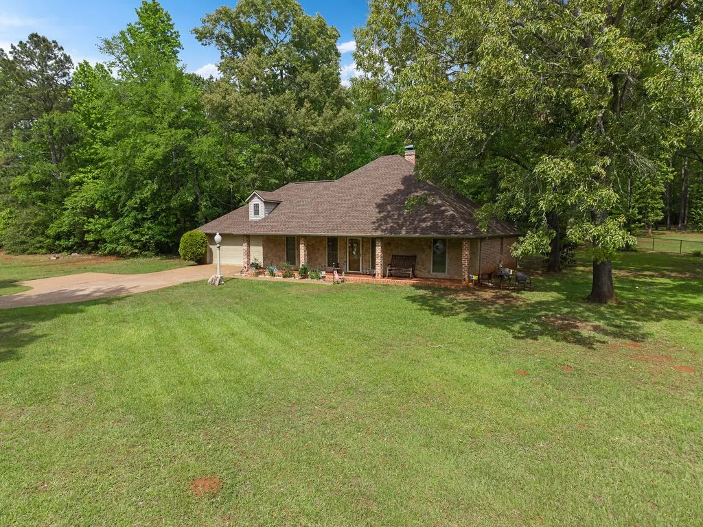 Single Family Residence For Sale in Cherokee County , 630 County Road 3608, Bullard, Texas 75757, 3 Bedroom, 2 Bathroom, 2 Garage spaces, 2,170 Sqft, built in 2002, mls#21296772, Real Estate Agent in Bullard, Homes For Sale in Cherokee county, Homes For Sale in Bullard, Realtor in Bullard Texas, Real Estate Brokerage Independent Realty Texas, Luminita Cordes Realtor