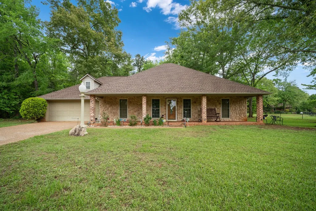 Single Family Residence For Sale in Cherokee County , 630 County Road 3608, Bullard, Texas 75757, 3 Bedroom, 2 Bathroom, 2 Garage spaces, 2,170 Sqft, built in 2002, mls#21296772, Real Estate Agent in Bullard, Homes For Sale in Cherokee county, Homes For Sale in Bullard, Realtor in Bullard Texas, Real Estate Brokerage Independent Realty Texas, Luminita Cordes Realtor